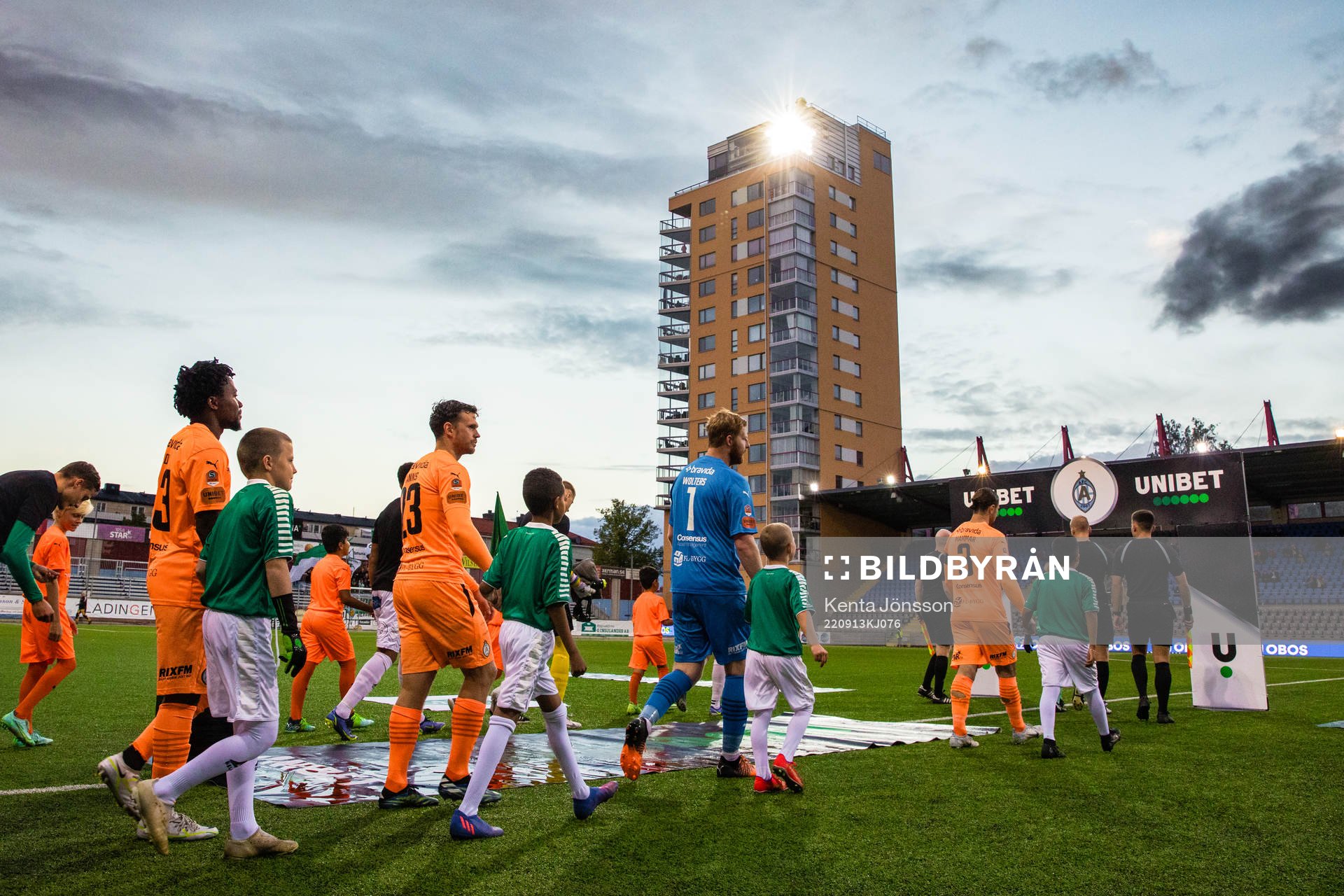 AFC Eskilstunas och Brages spelare under inmarschen på Tunavallen inför fotbollsmatchen i Superettan mellan AFC Eskilstuna och Brage den 13 september 2022 i Eskilstuna.