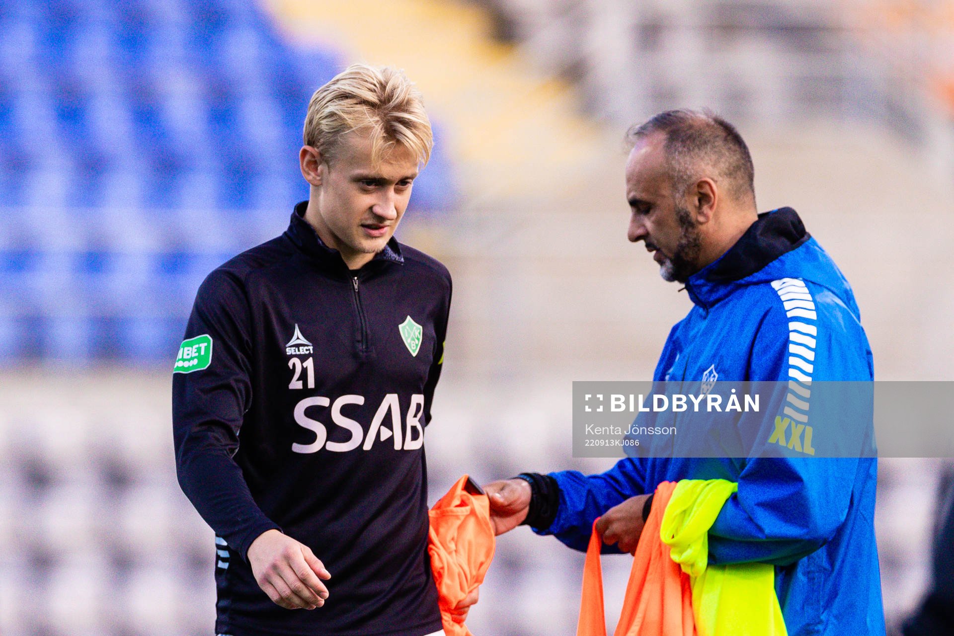 Brages Henry Sletsjöe och assisterande tränare Jan Mian under uppvärmningen inför fotbollsmatchen i Superettan mellan AFC Eskilstuna och Brage den 13 september 2022 i Eskilstuna. 