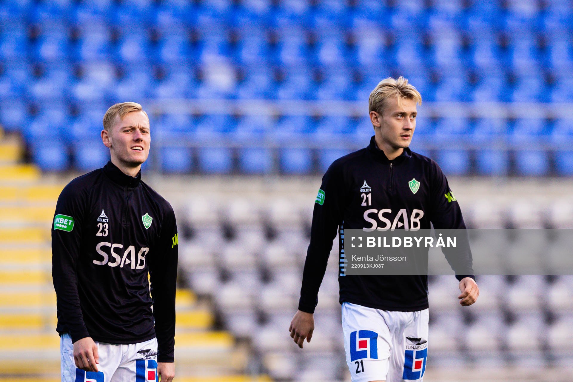 Brages Christopher Redenstrand och Henry Sletsjöe under uppvärmningen inför fotbollsmatchen i Superettan mellan AFC Eskilstuna och Brage den 13 september 2022 i Eskilstuna. 
