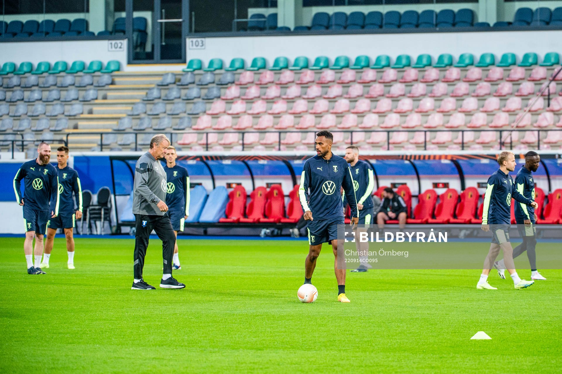 Head coach Åge Hareide and Isaac Kiese Thelin