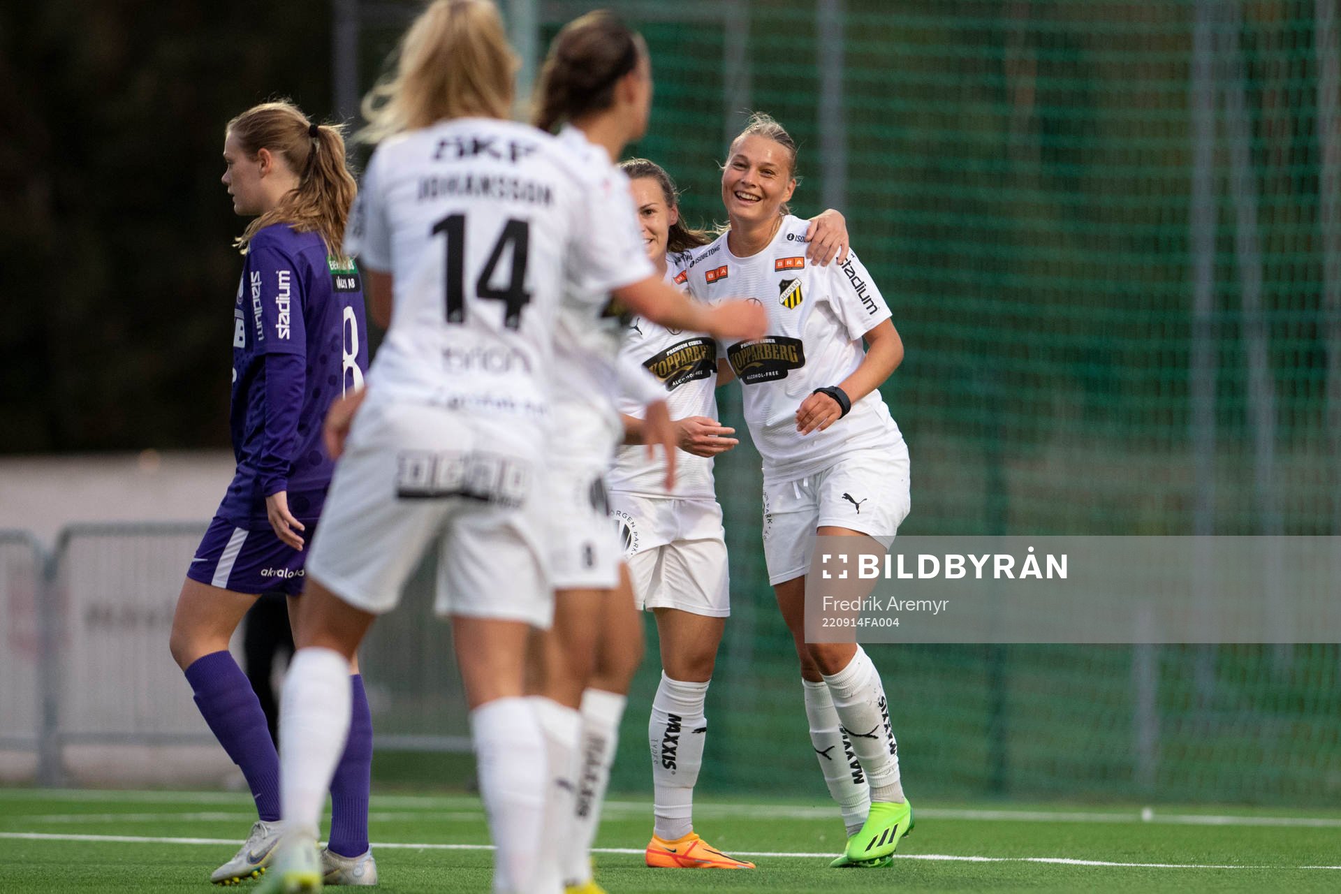 Häckens Stine Larsen och Dora Zeller jublar