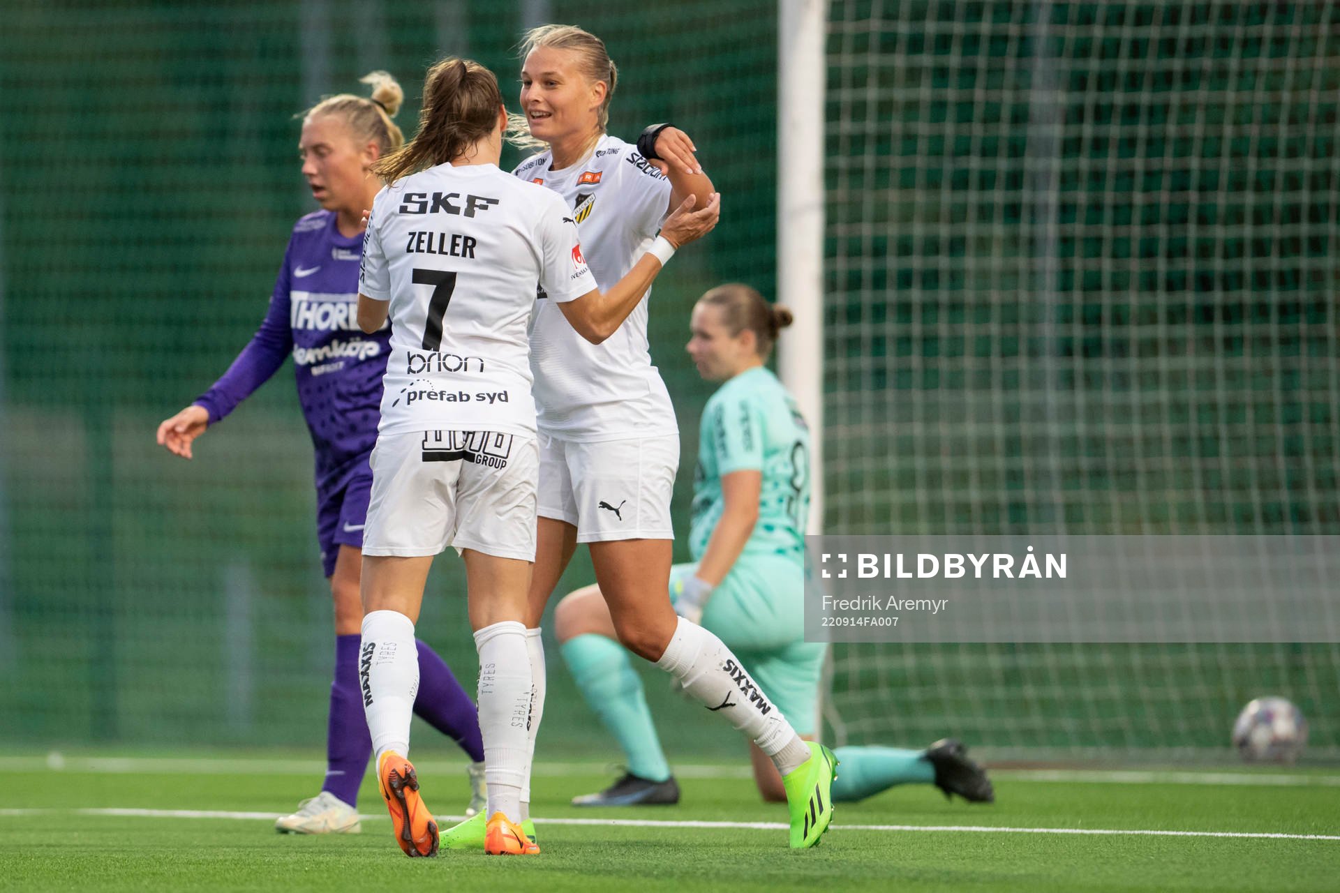Häckens Dora Zeller och Stine Larsen jublar