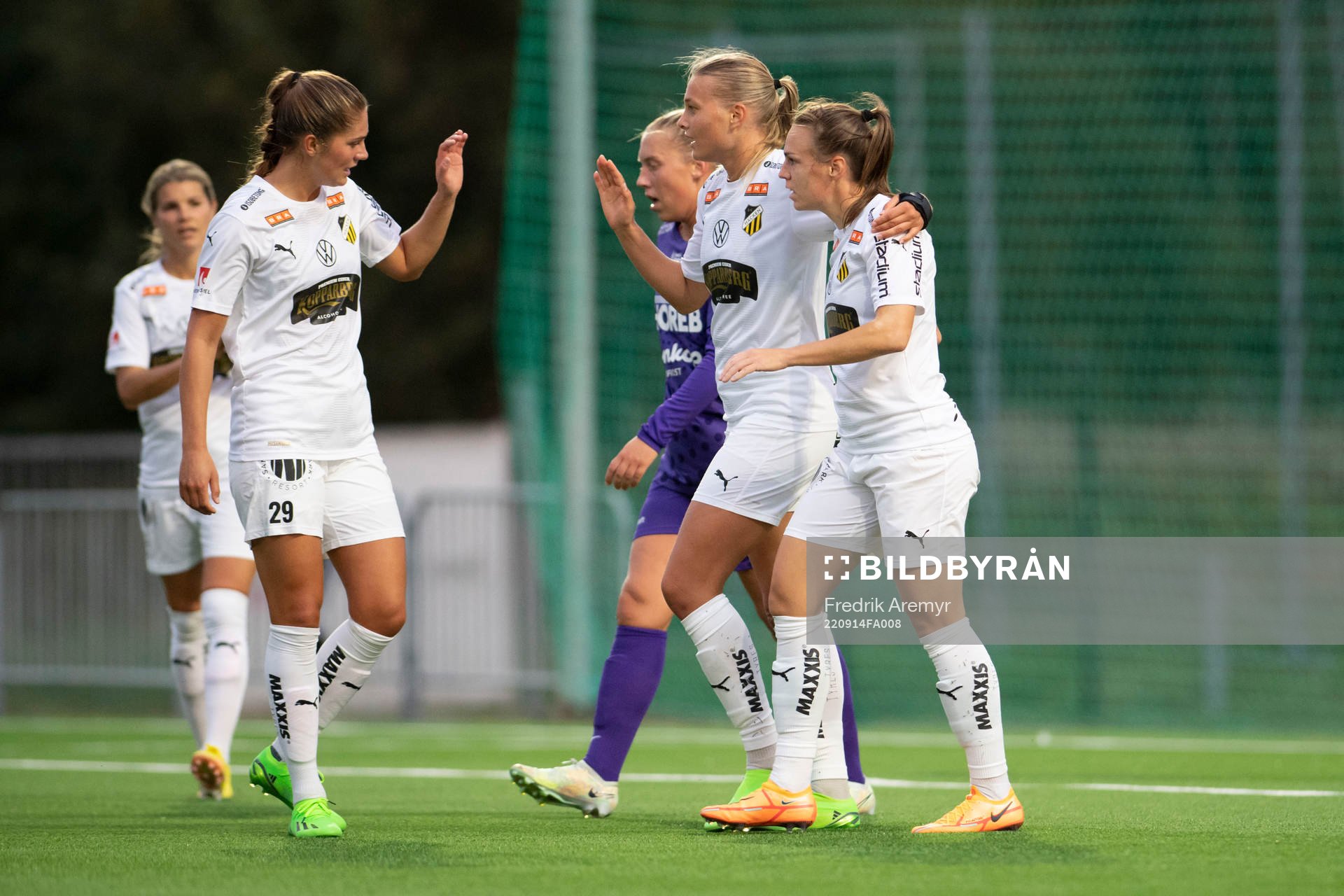 Häckens Mille Gejl, Stine Larsen och Dora Zeller jublar