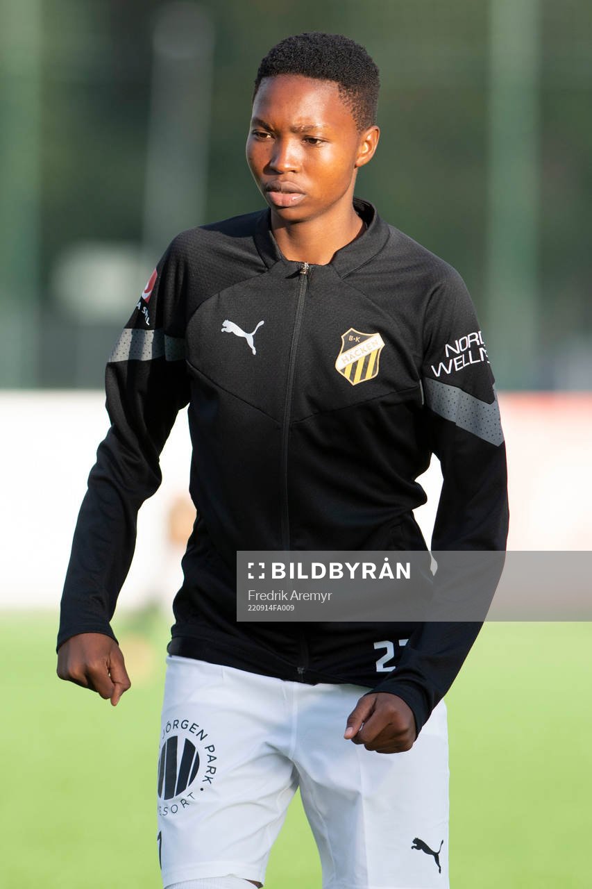Häckens Aisha Masaka innan  otbollsmatchen i Svenska Cupen