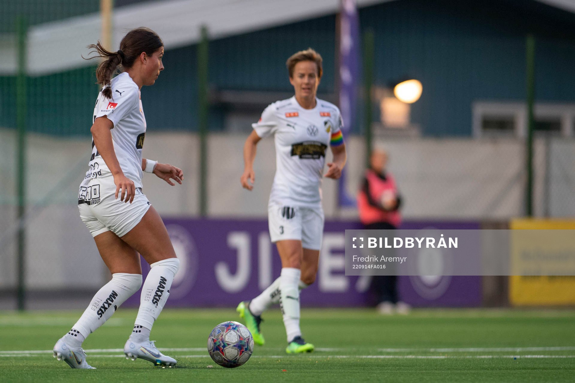 Häckens Emily Madril och Aivi Luik
