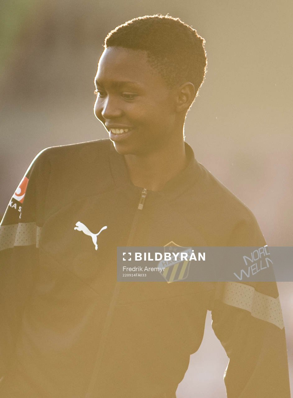 Häckens Aisha Masaka innan fotbollsmatchen i Svenska Cupen