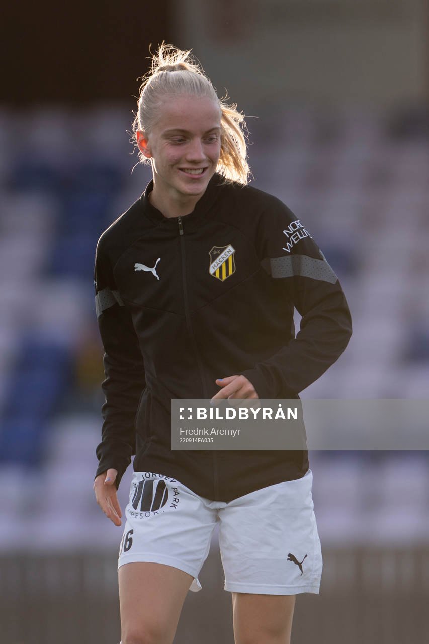 Häckens Anna Sandberg innan fotbollsmatchen i Svenska