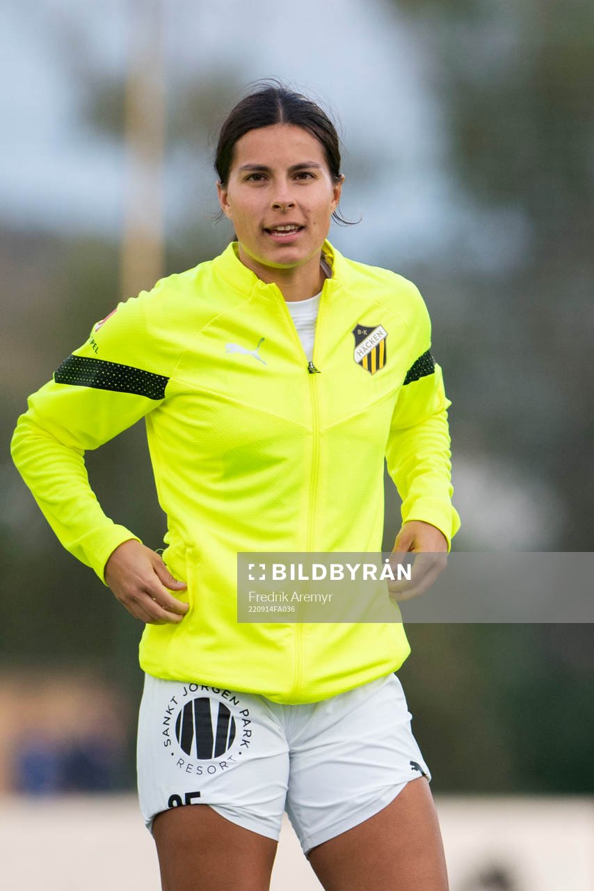 Häckens Emily Madril innan fotbollsmatchen i Svenska Cupen