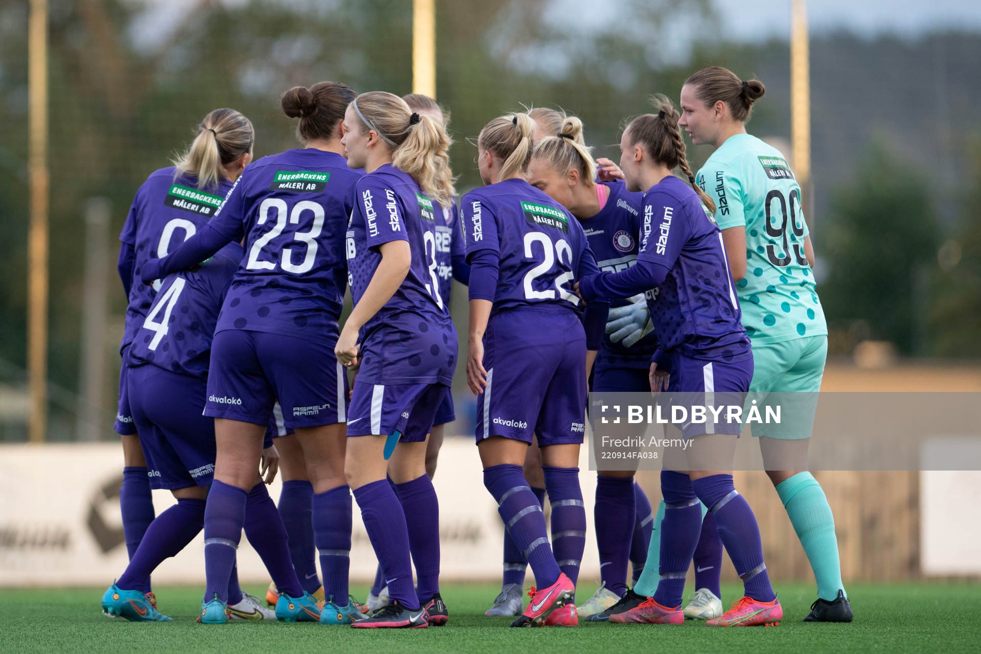 Jitex spelare innan fotbollsmatchen i Svenska Cupen mellan