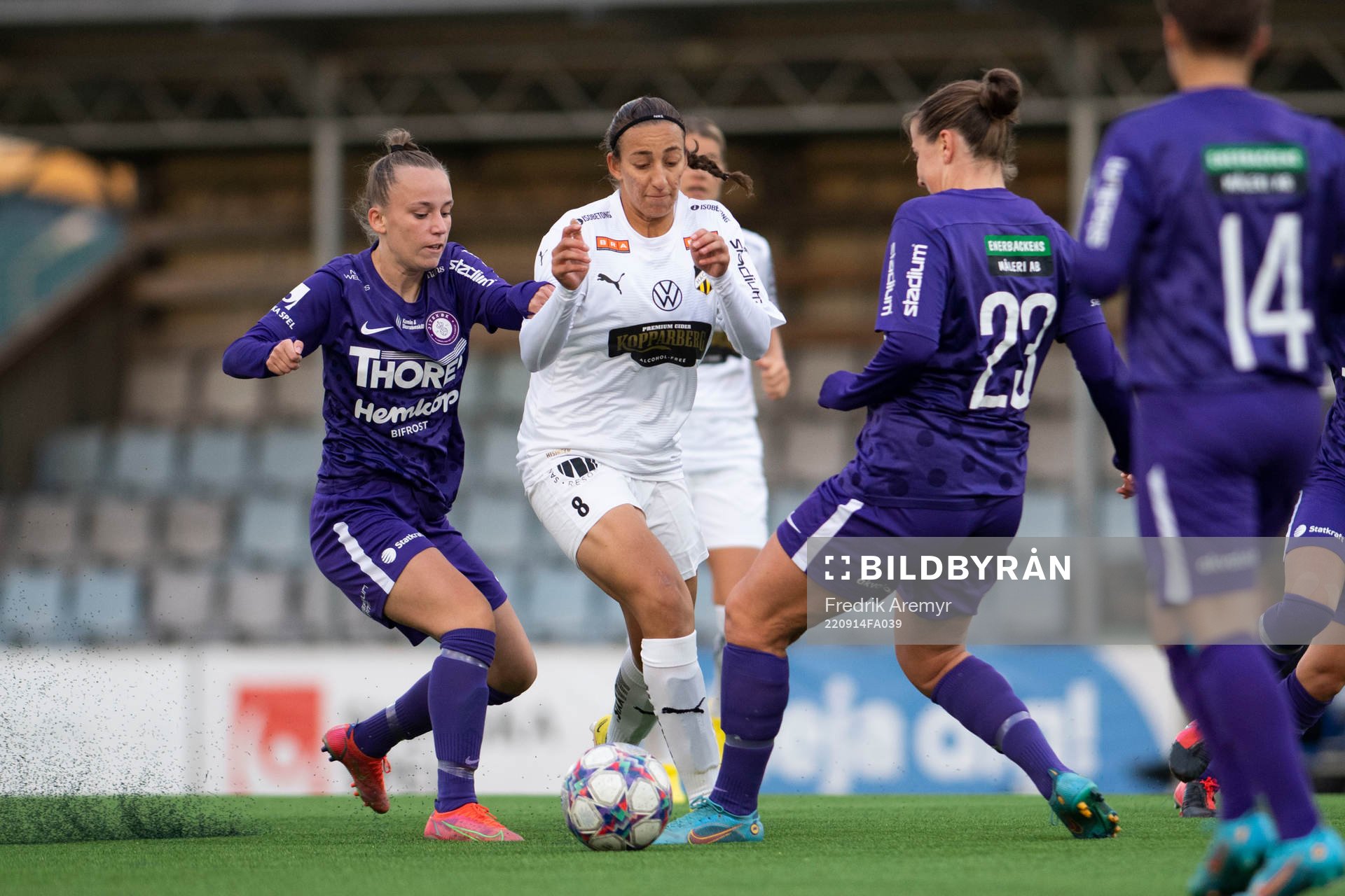 Jitex Sofia Reidy, Häckens Rosa Kafaji och Jitex Ella Smith Ygfeldt under fotbollsmatchen i Svenska Cupen mellan Jitex och Häcken den 14 september 2022 i Mölndal.