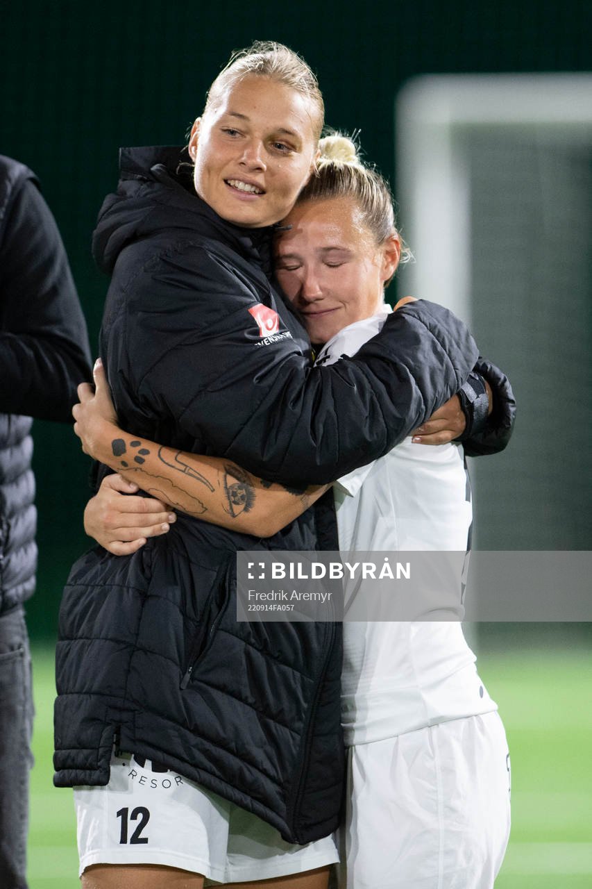 Häckens Stine Larsen och Marika Lundin jublar