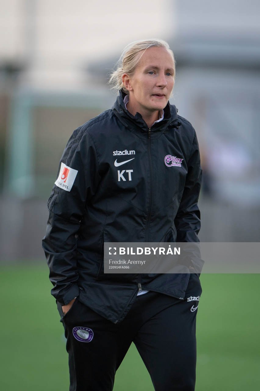 Jitex Huvudtränare Kajsa Tornfalk innan fotbollsmatchen i