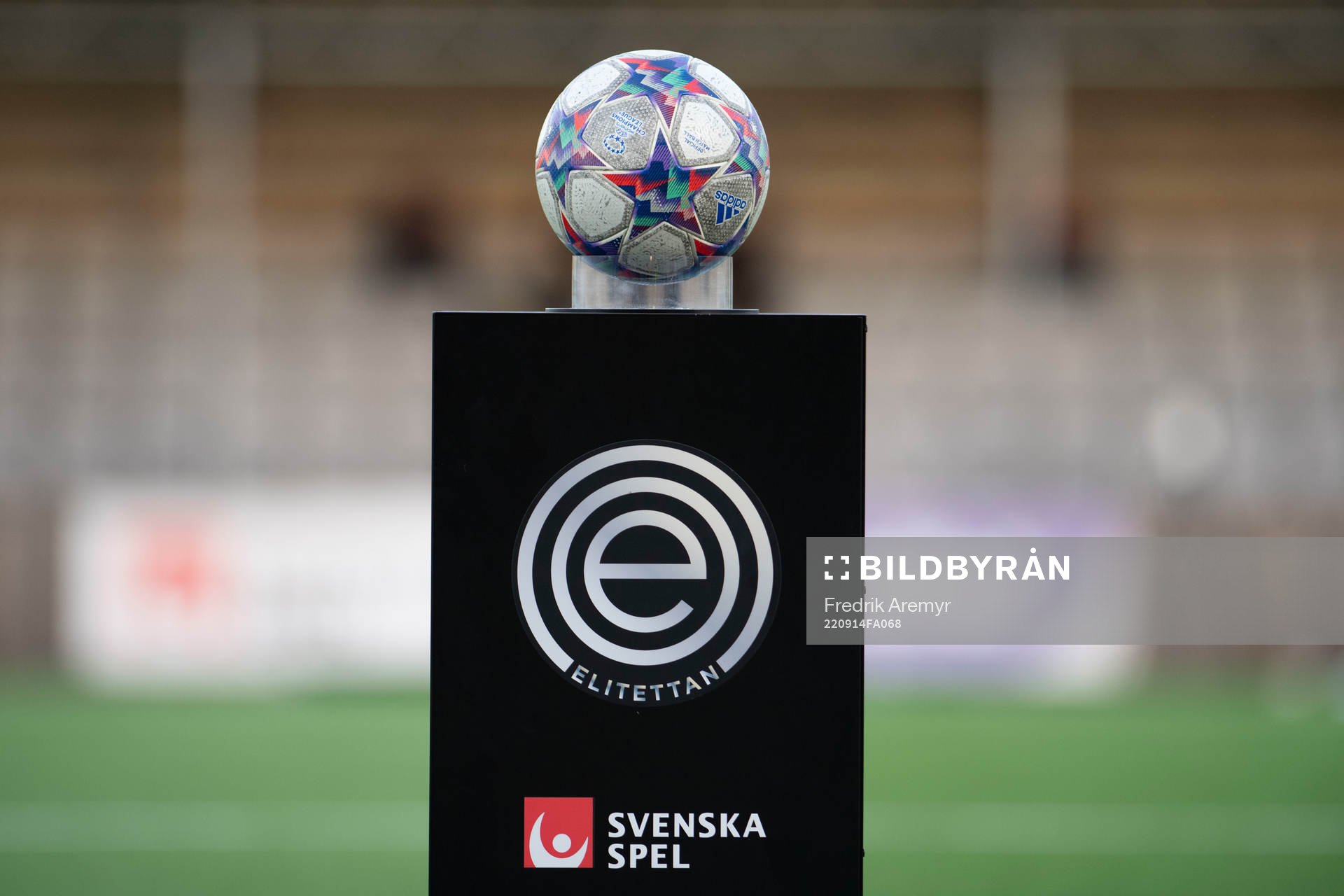 en boll innan fotbollsmatchen i Svenska Cupen mellan Jitex och Häcken den 14 september 2022 i Mölndal. 