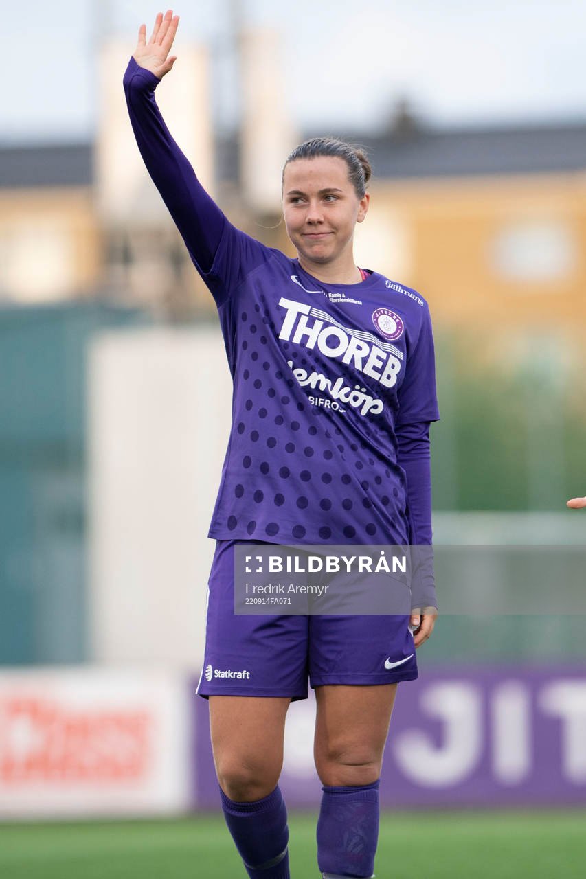 Jitex Ella Smith Ygfeldt innan fotbollsmatchen i Svenska