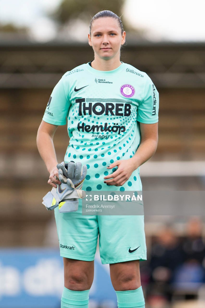 Jitex målvakt Anna Larsson innan fotbollsmatchen i Svenska Cupen mellan Jitex och Häcken den 14 september 2022 i Mölndal. 