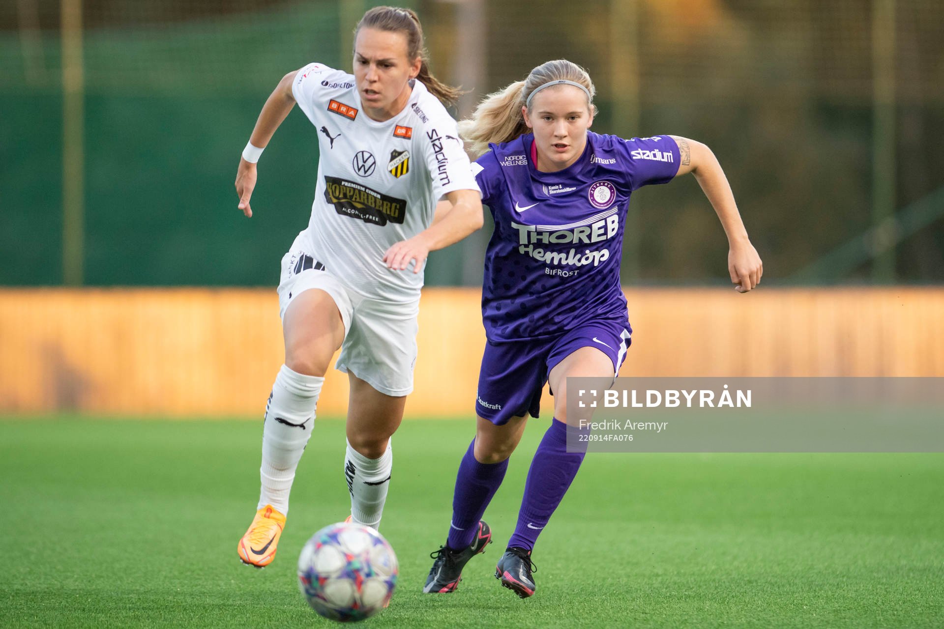 Häckens Dora Zeller  och Jitex Olivia Strid under fotbollsmatchen i Svenska Cupen mellan Jitex och Häcken den 14 september 2022 i Mölndal. 