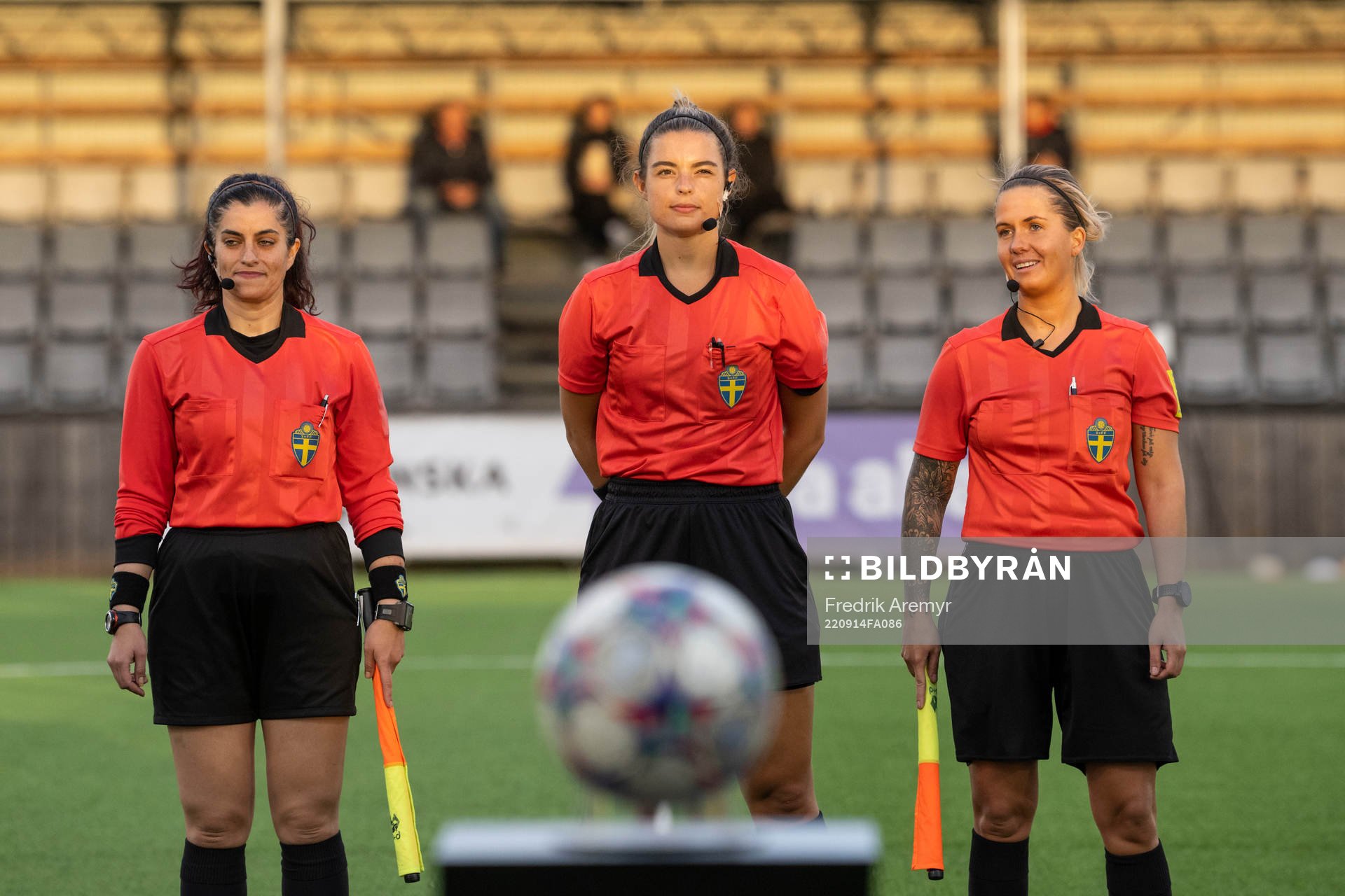 Assisterande domare Morvarid Mohammadi, huvuddomare Ina Landin och assisterande domare Tina Bertlin innan fotbollsmatchen i Svenska Cupen mellan Jitex och Häcken den 14 september 2022 i Mölndal.