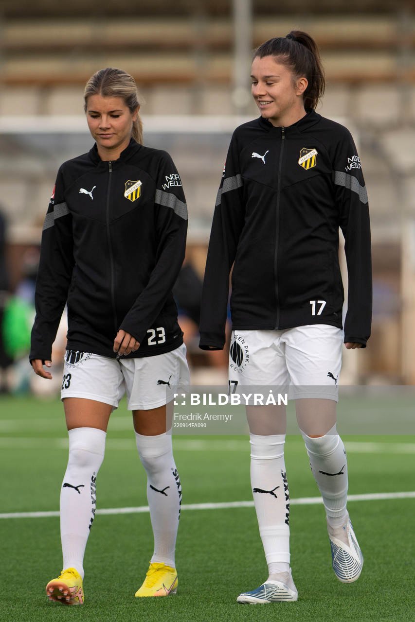 Häckens Andrine Hegerberg och Anna Csiki  innan