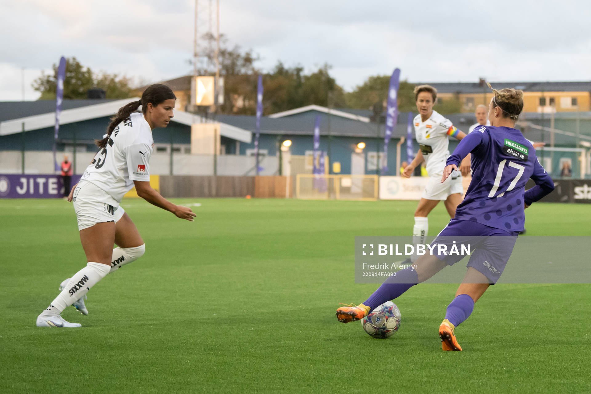 Häckens Emily Madril och Jitex Alexandra Hellekant under fotbollsmatchen i Svenska Cupen mellan Jitex och Häcken den 14 september 2022 i Mölndal.