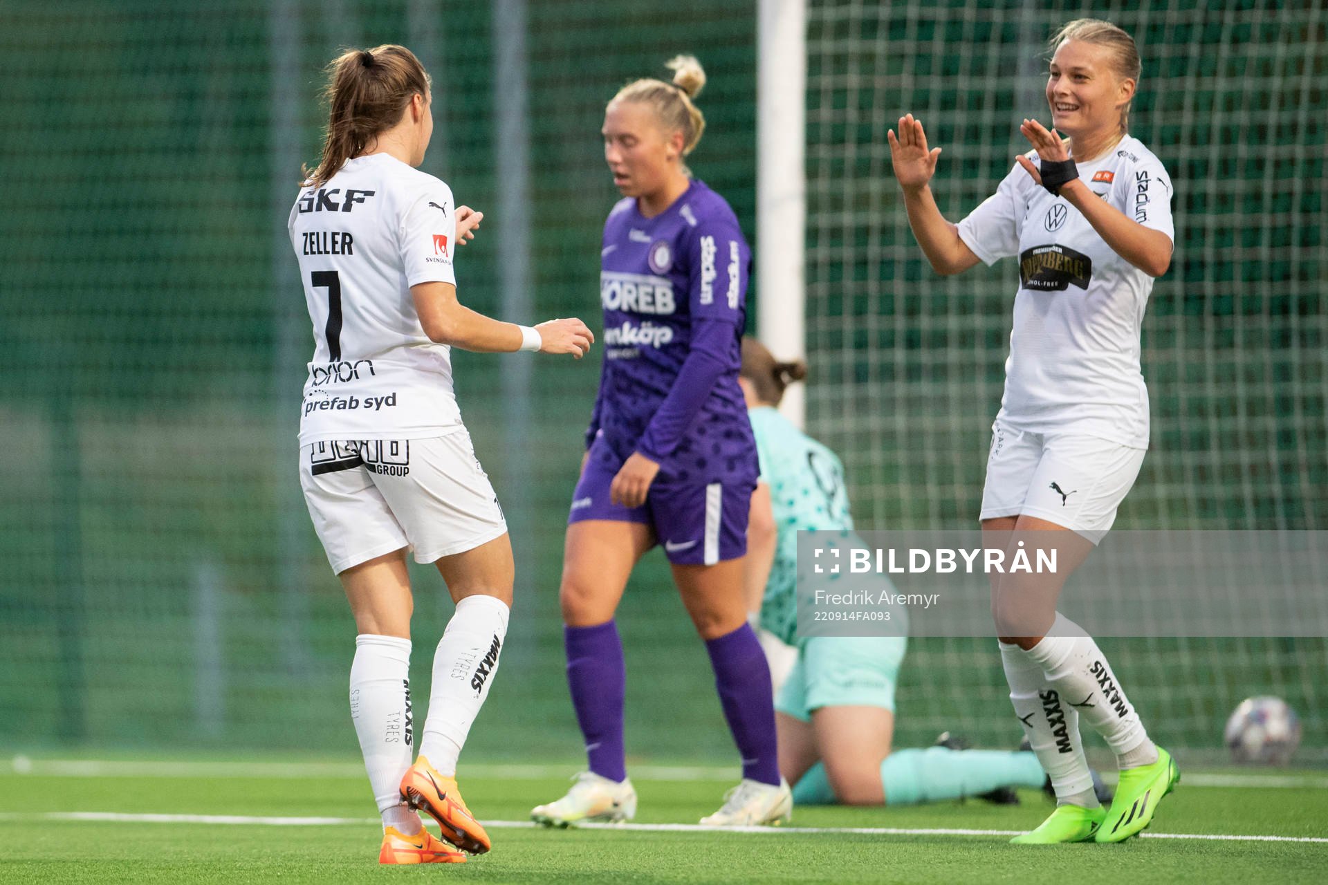 Häckens Dora Zeller  och Stine Larsen jublar