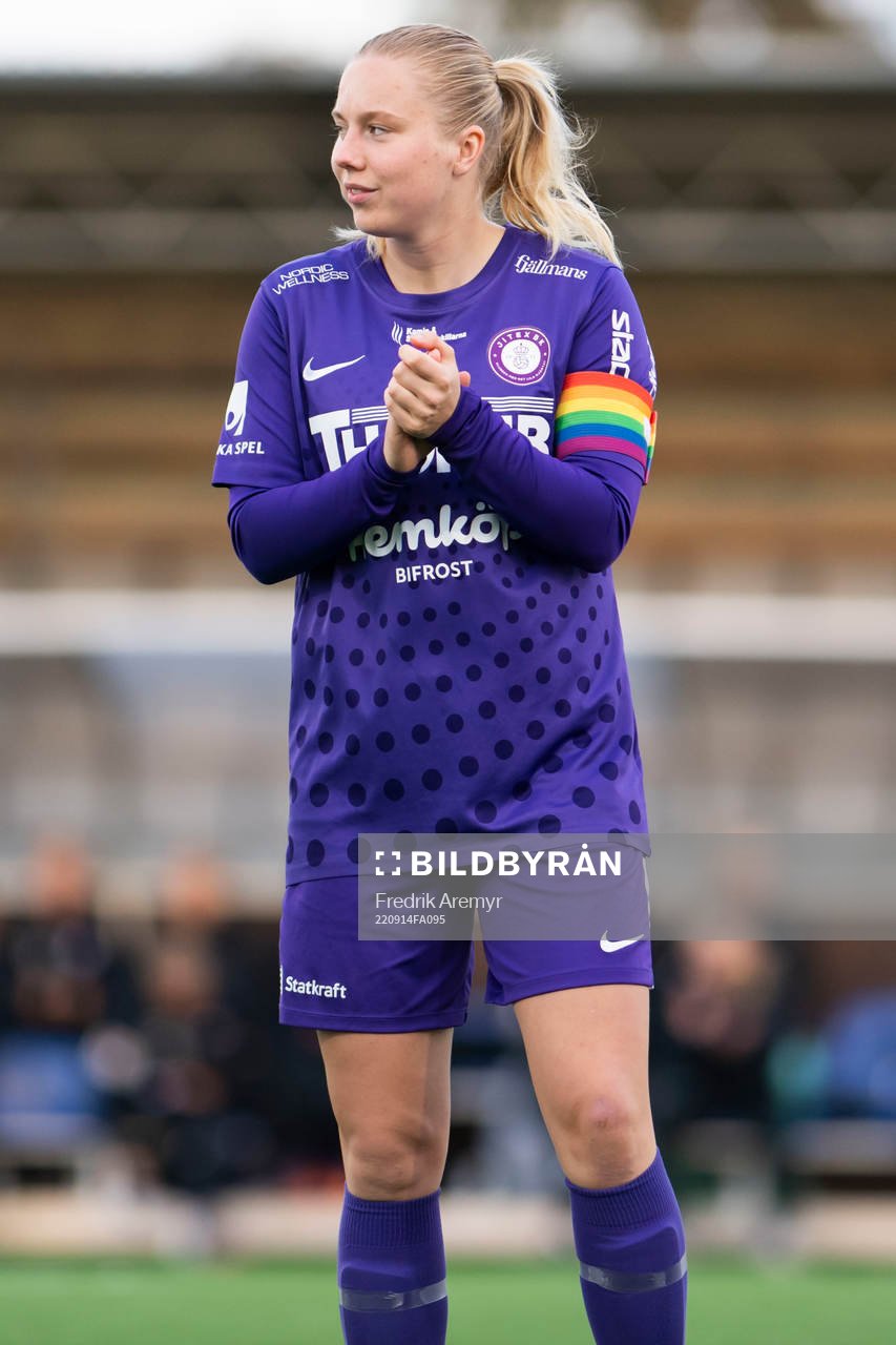 Jitex lagkapten Elin Palklint innan fotbollsmatchen i Svenska Cupen mellan Jitex och Häcken den 14 september 2022 i Mölndal. 