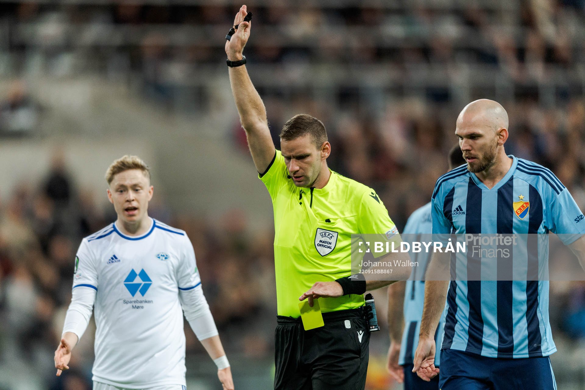 Ola Brynhildsen of Molde, Hungarian Referee Gergo Bogár
