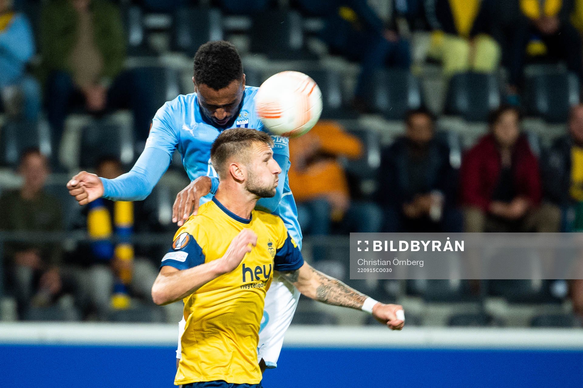 Isaac Kiese Thelin of Malmö FF and of Royale Union Saint-Gilloise Siebe Van Der Heyden during the UEFA Europa League match between Royale Union Saint-Gilloise and Malmö FF on September 15, 2022 in Leuven. 