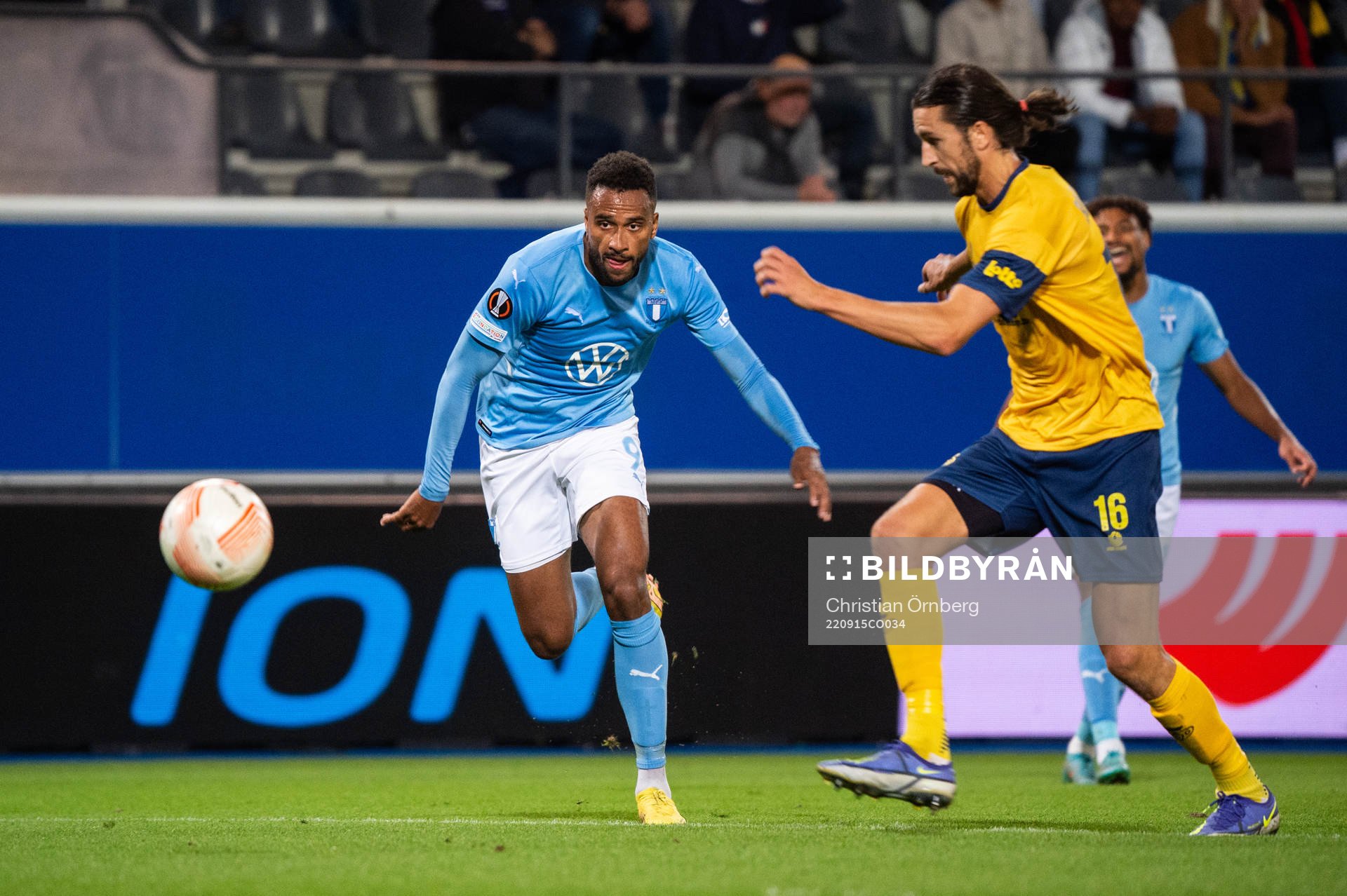 Isaac Kiese Thelin of Malmö FF and Christian Burgess of