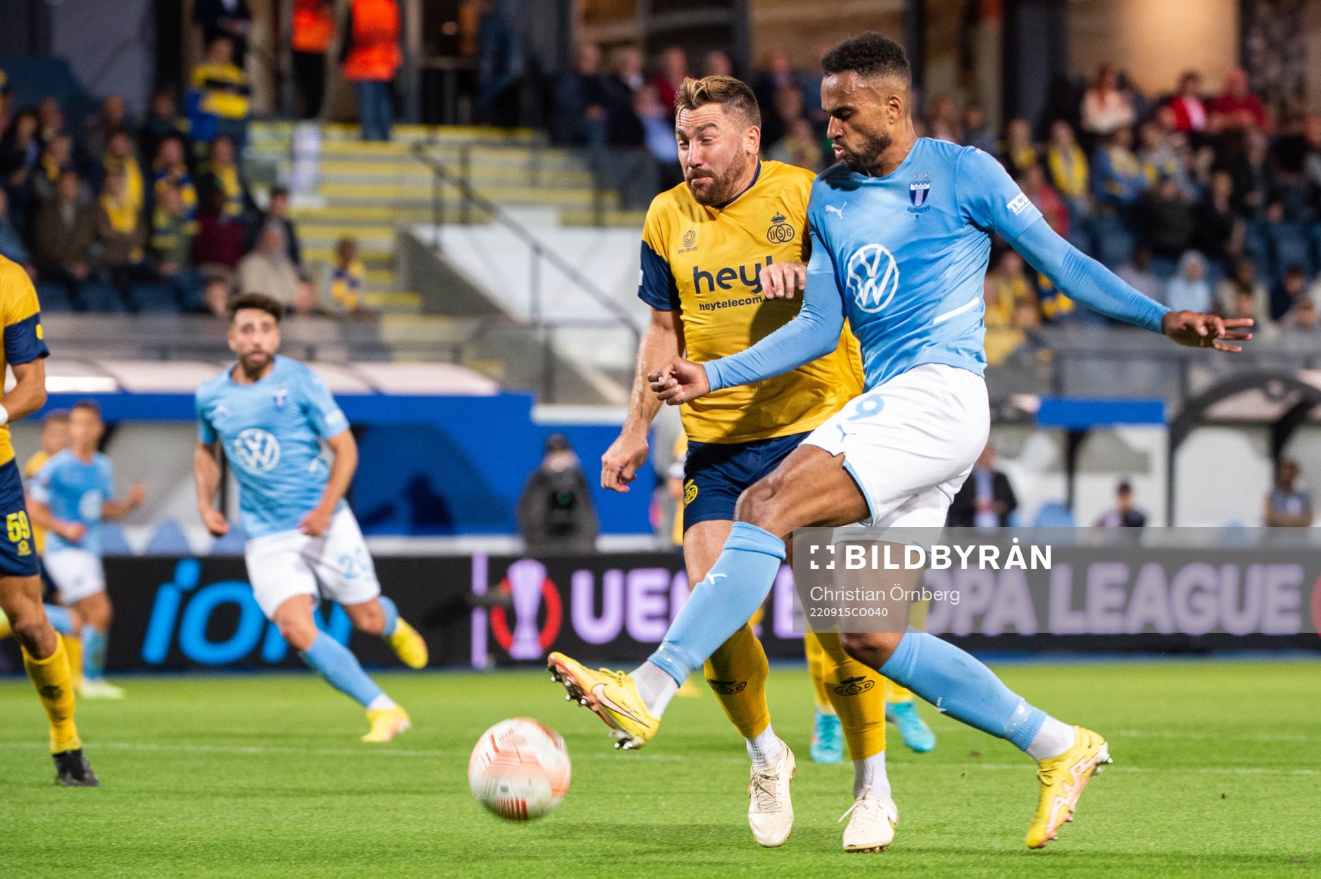 Isaac Kiese Thelin of Malmö FF and Guillaume François of