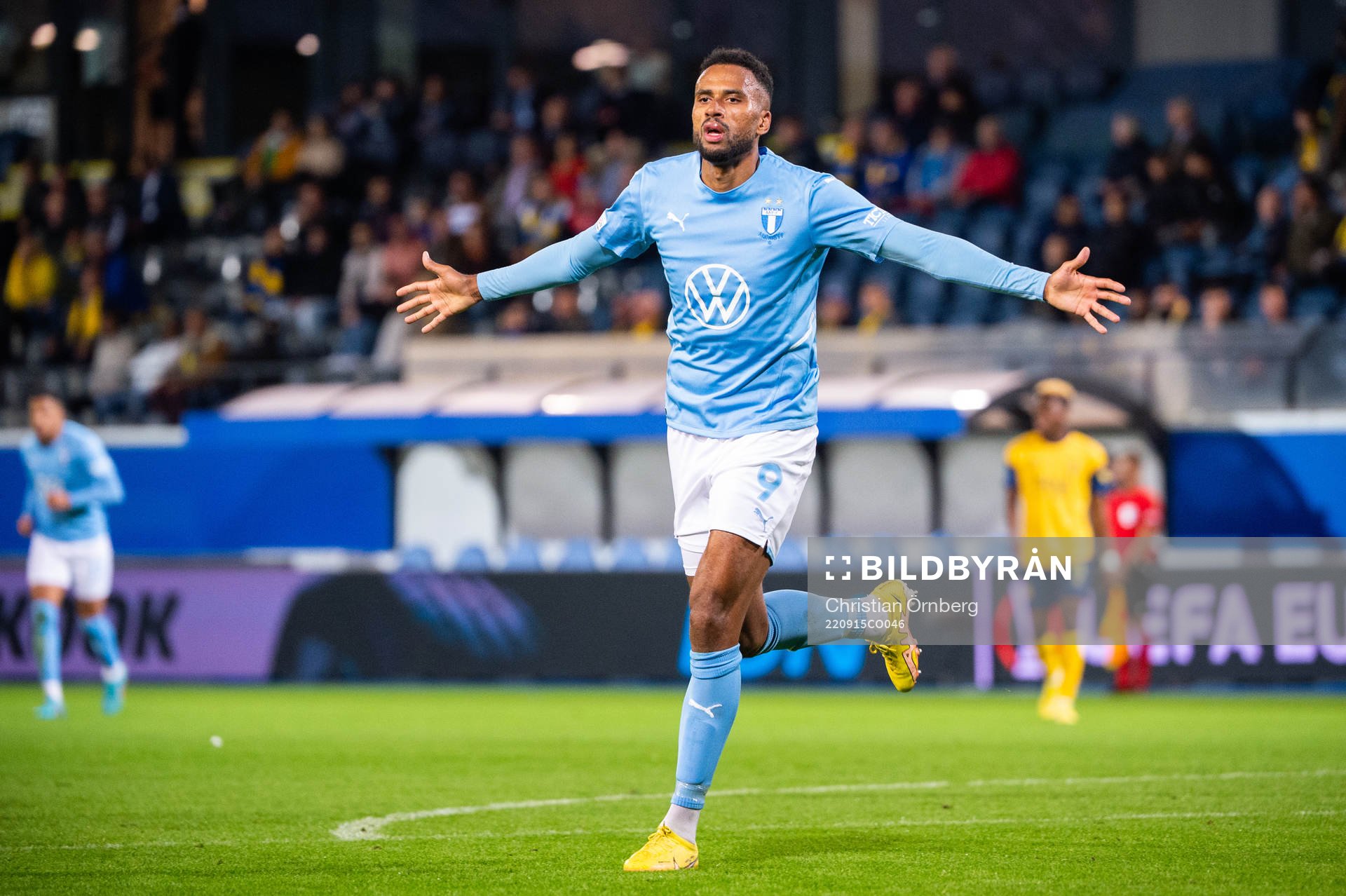 Isaac Kiese Thelin of Malmö celebrates