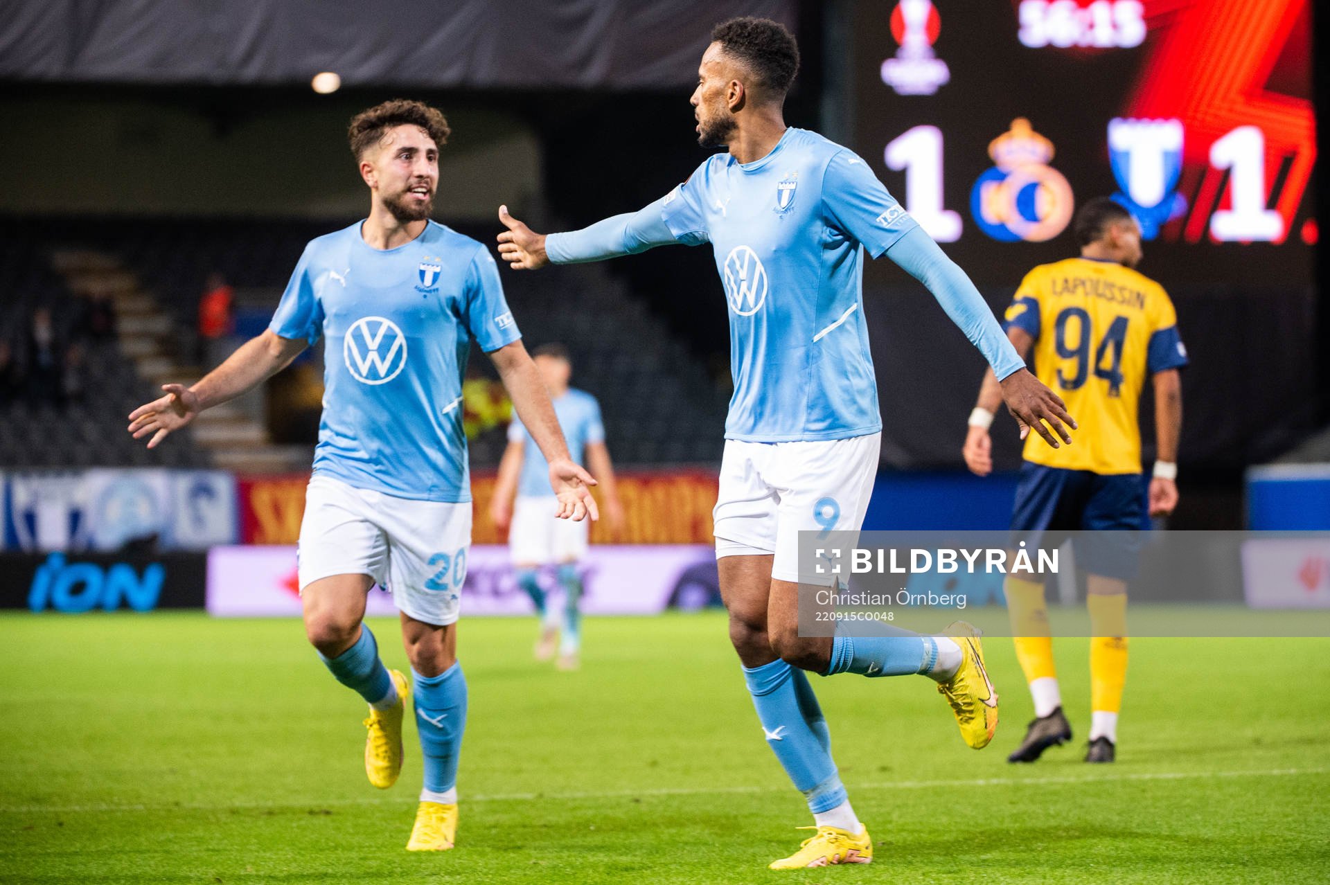 Isaac Kiese Thelin celebrate with Moustafa Zeidan of Malmö