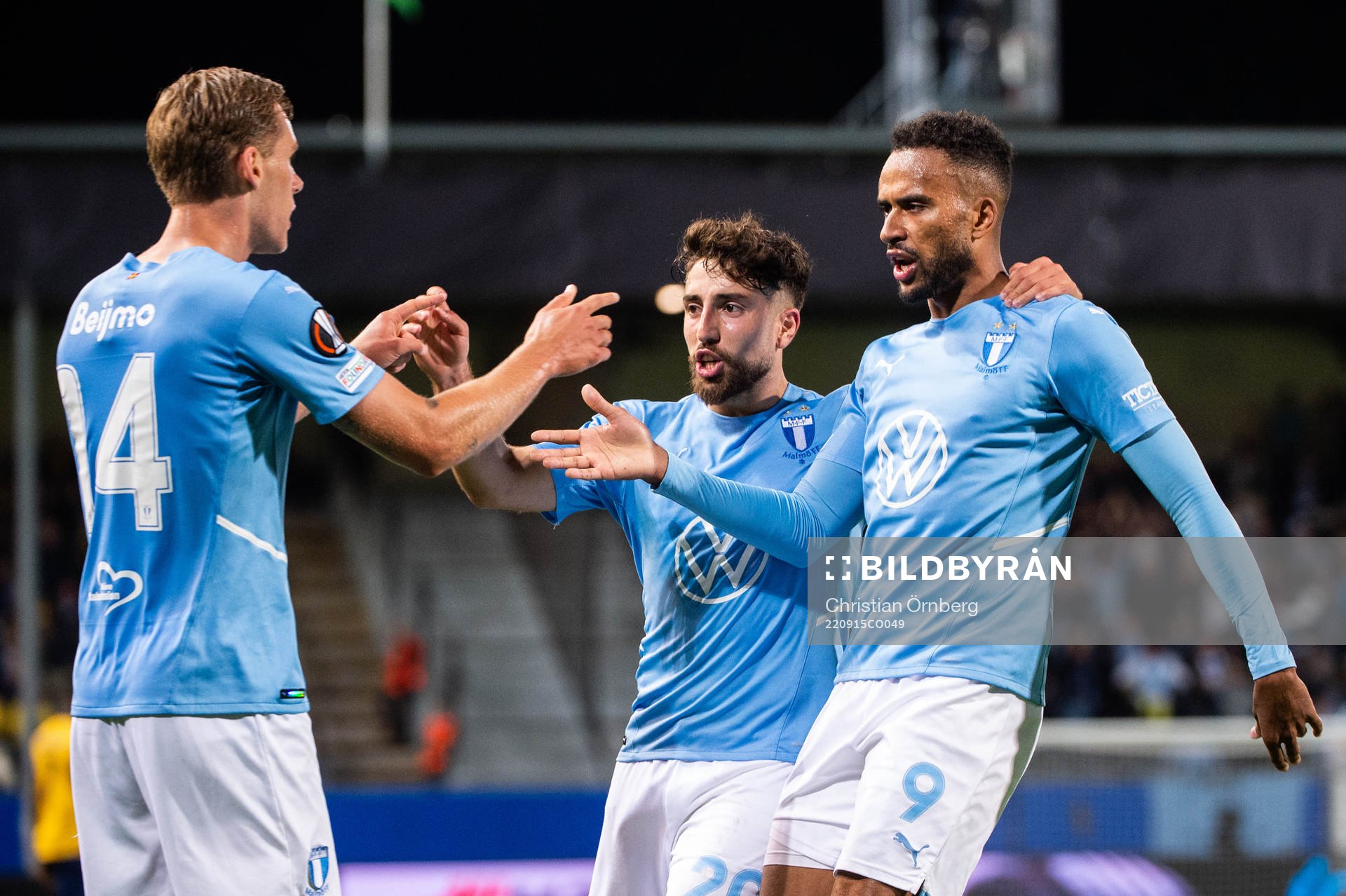 Isaac Kiese Thelin celebrate with Moustafa Zeidan and Felix