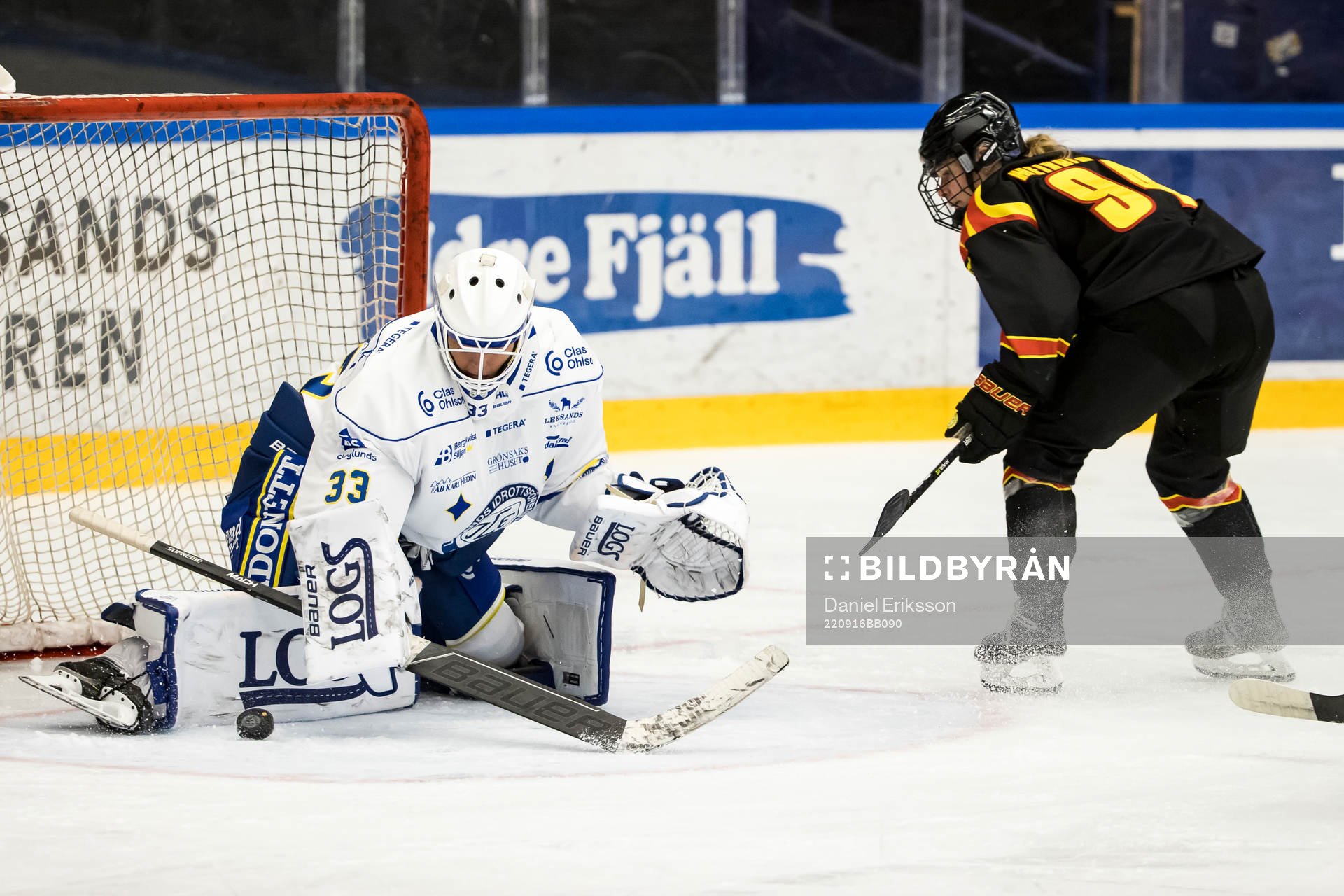 Leksands målvakt Amanda Johansson och Brynäs Anna Meixner