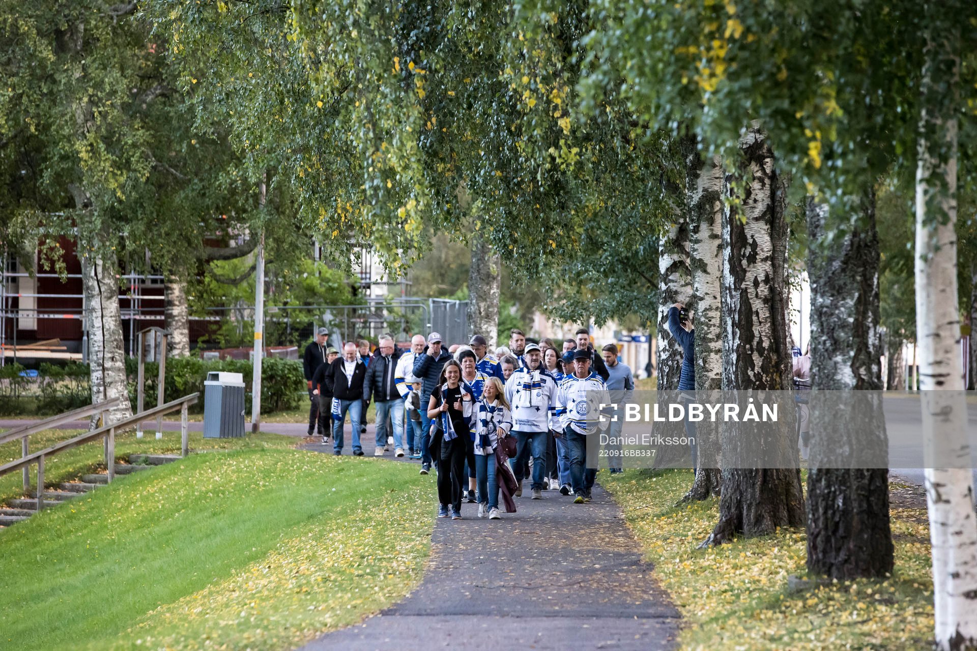Publiken på väg mot Tegera Arena innan ishockeymatchen i