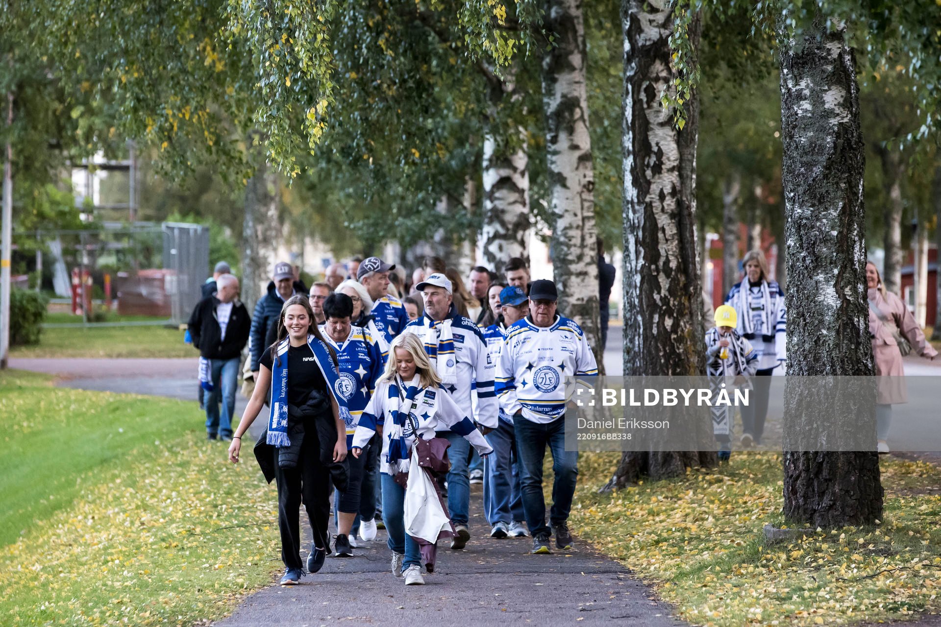 Publiken på väg mot Tegera Arena innan ishockeymatchen i