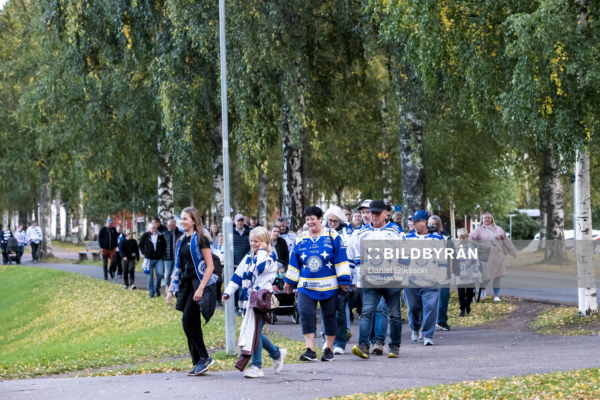 Publiken på väg mot Tegera Arena innan ishockeymatchen i