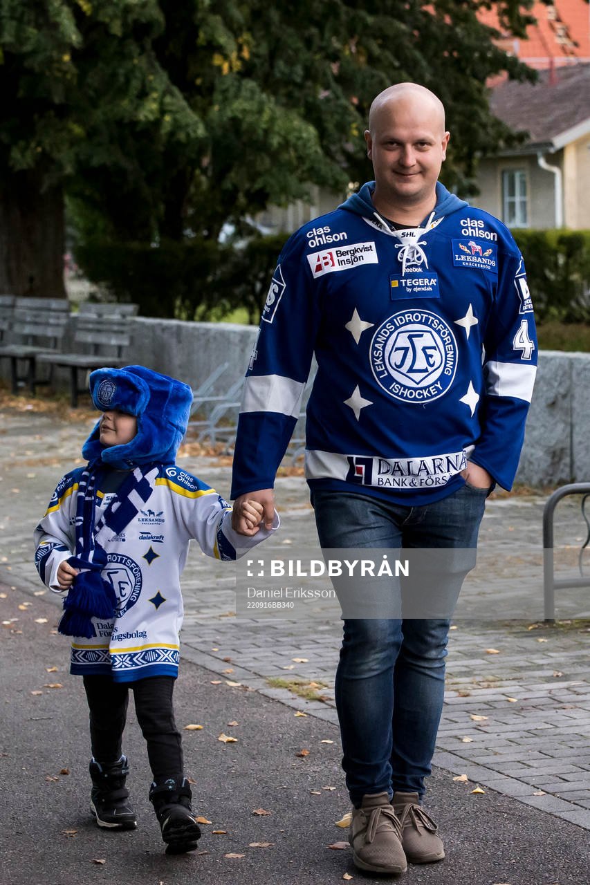 Publiken på väg mot Tegera Arena innan ishockeymatchen i