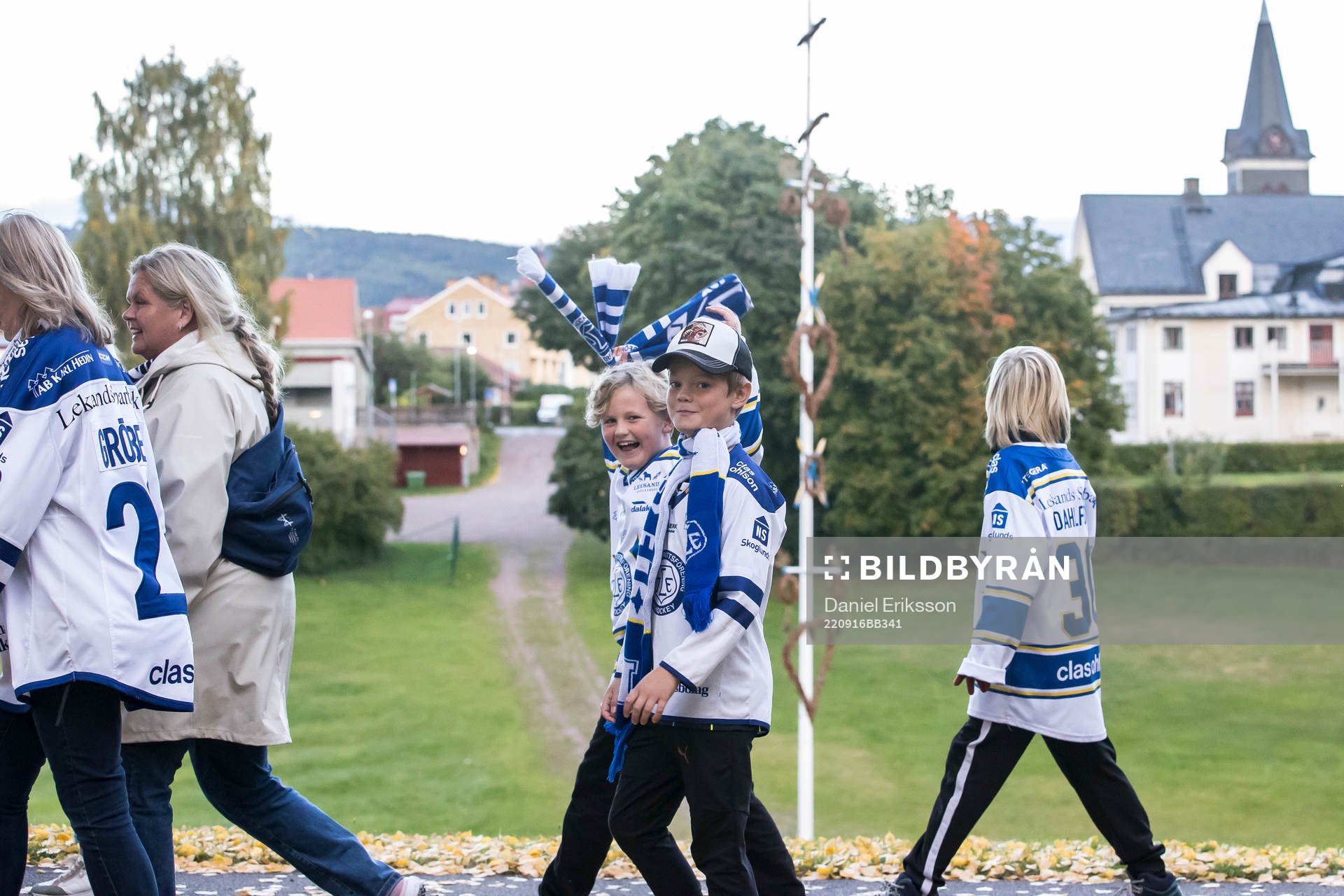 Publiken på väg mot Tegera Arena innan ishockeymatchen i