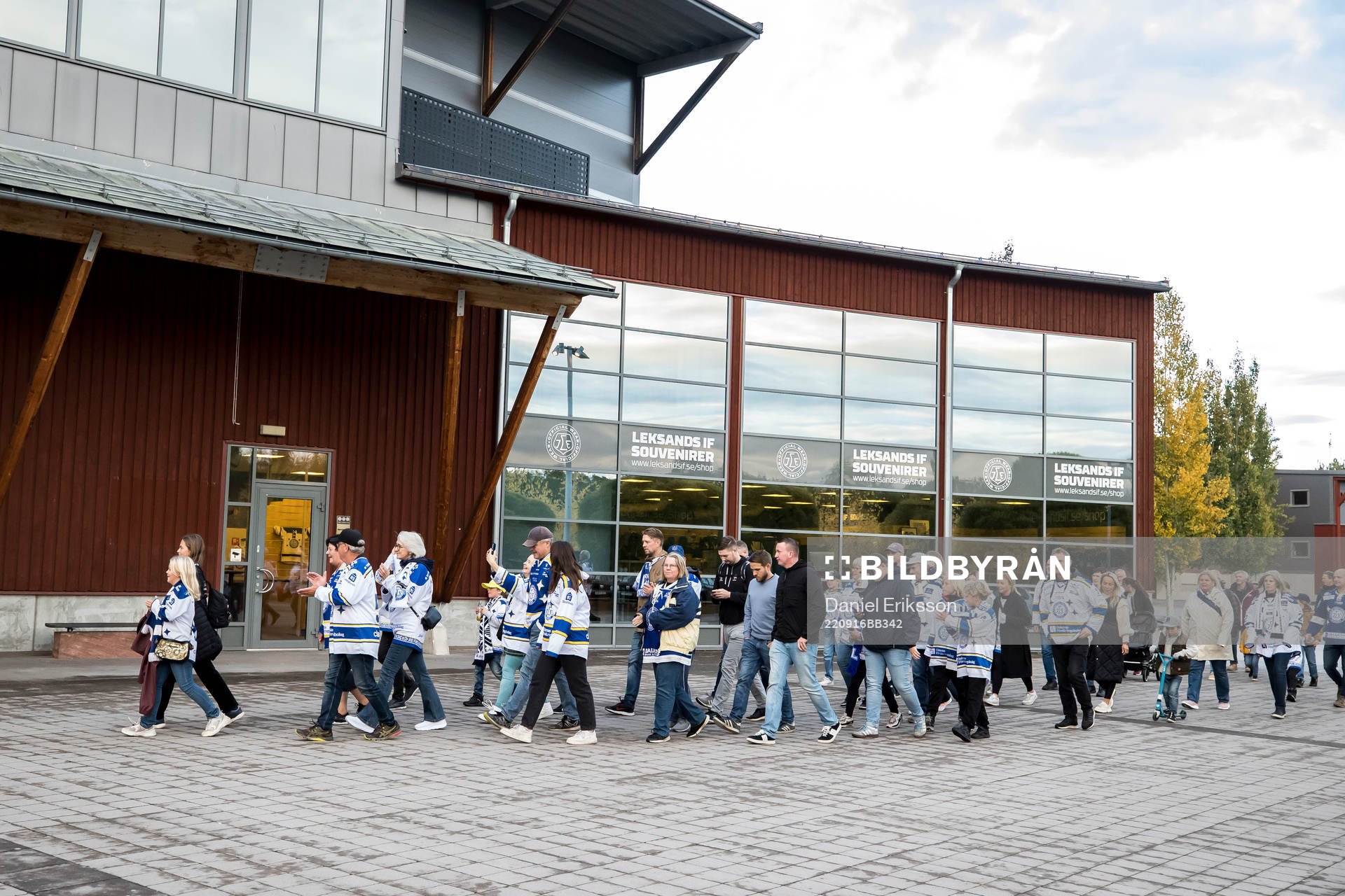 Publiken på väg mot Tegera Arena innan ishockeymatchen i