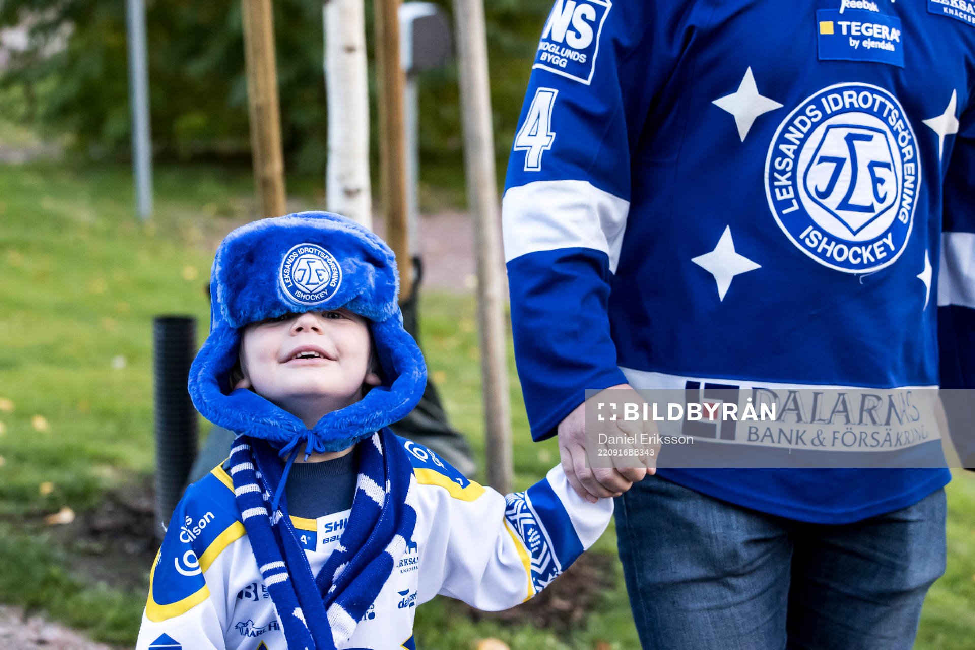 Publiken på väg mot Tegera Arena innan ishockeymatchen i