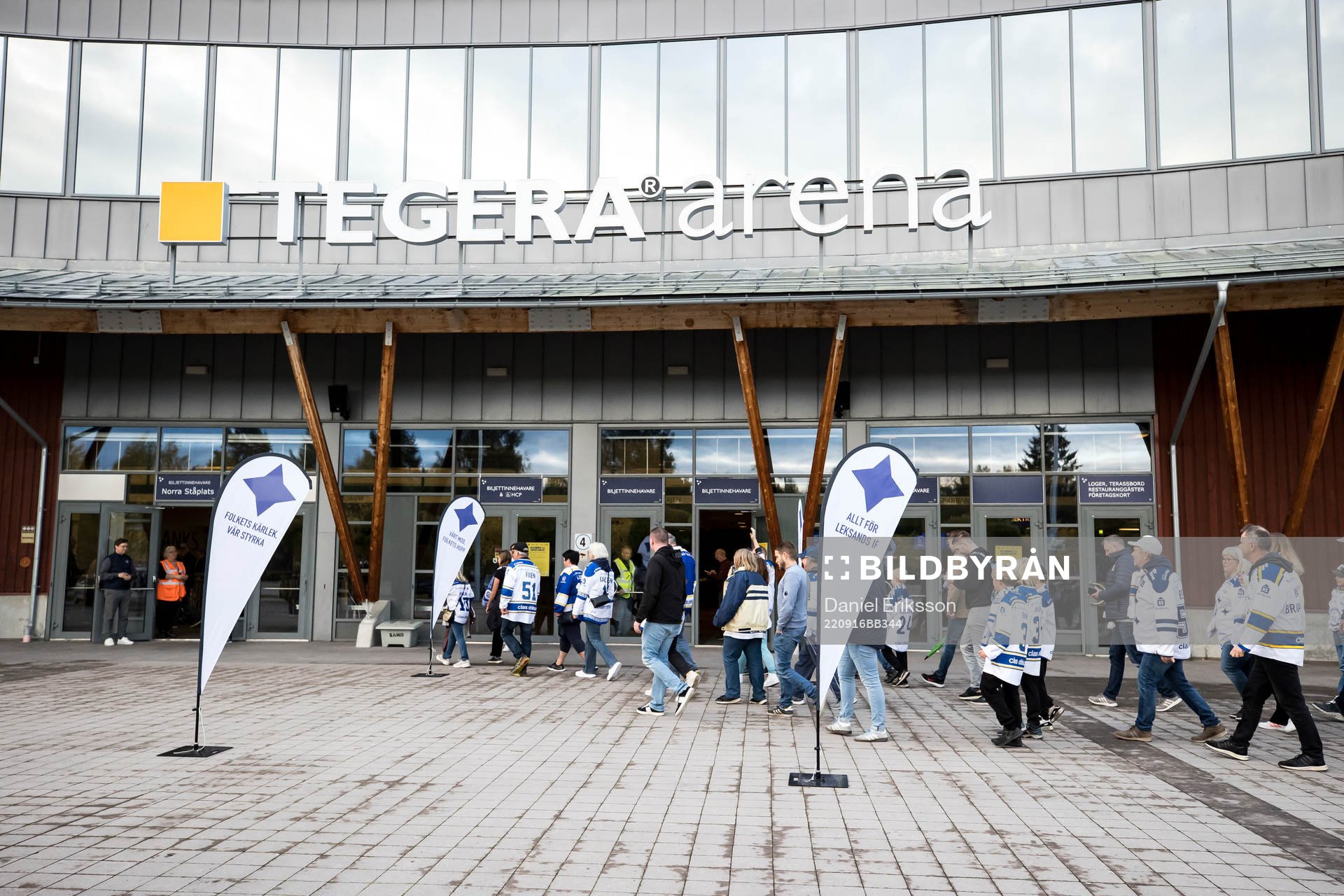 Publiken på väg mot Tegera Arena innan ishockeymatchen i
