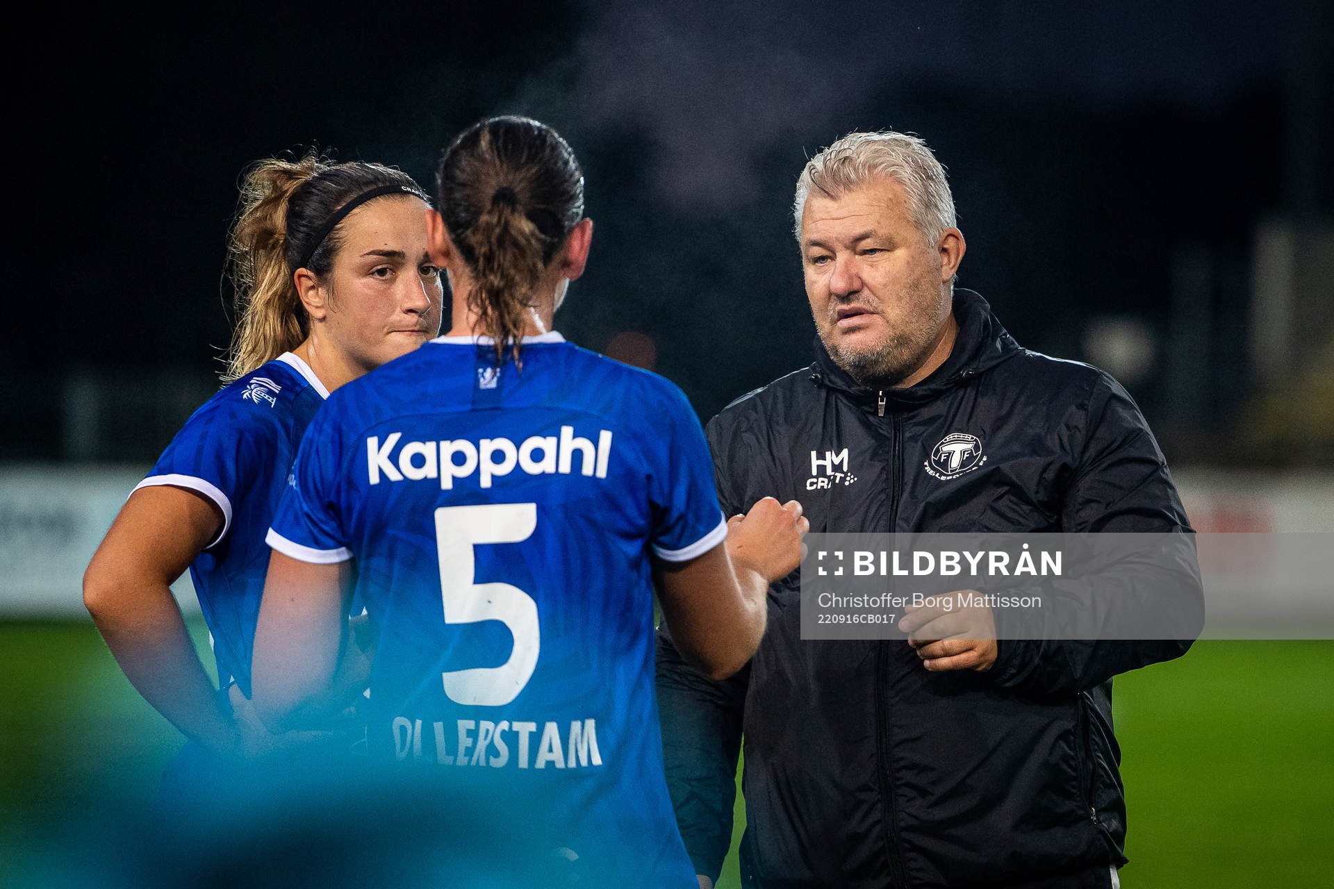 Trelleborgs Edina Filekovic och tränare Hans Malmgren under fotbollsmatchen i Damernas Division 1 södra mellan Trelleborg och Södra Sandby den 16 september 2022 i Trelleborg.