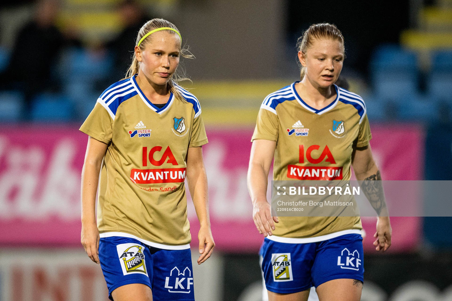 Södra Sandbys Ida Garmfors och Emelie Nilsson deppar