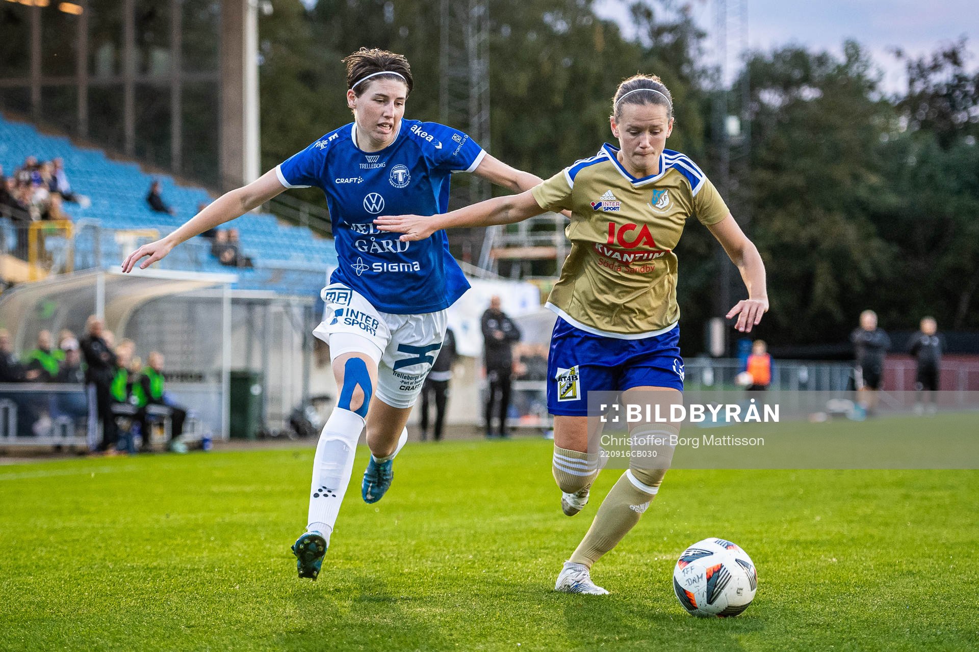 Trelleborgs Irmeli Jonsson och Södra Sandbys Sanna Jeppsson under fotbollsmatchen i Damernas Division 1 södra mellan Trelleborg och Södra Sandby den 16 september 2022 i Trelleborg.