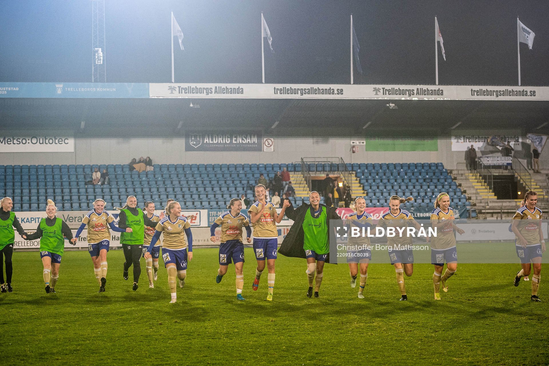 Södra Sandbys spelare jublar efter fotbollsmatchen i Damernas Division 1 södra mellan Trelleborg och Södra Sandby den 16 september 2022 i Trelleborg.