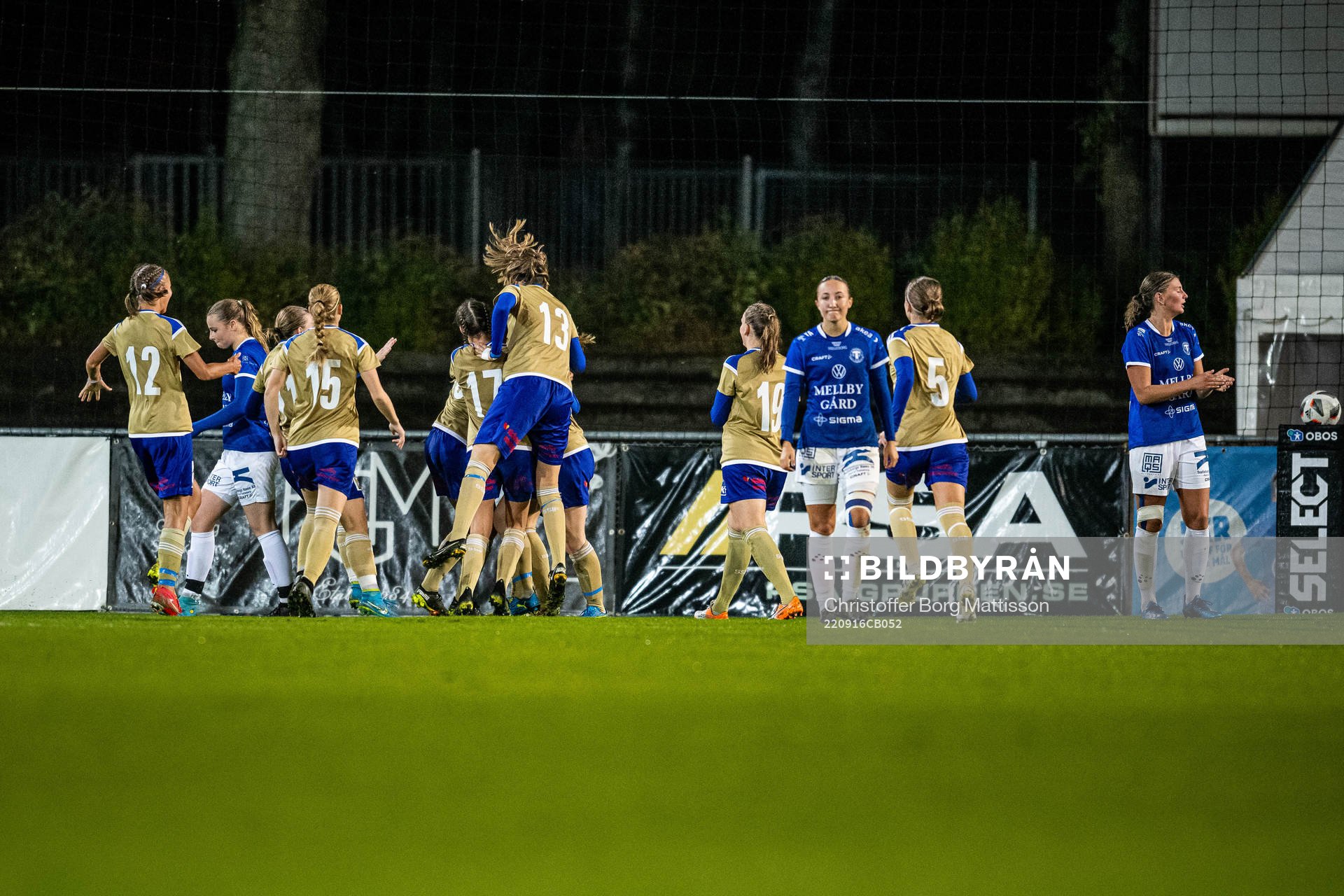 Södra Sandbys spelare jublar efter att Emelie Nilsson gjort 0-1 under fotbollsmatchen i Damernas Division 1 södra mellan Trelleborg och Södra Sandby den 16 september 2022 i Trelleborg.
