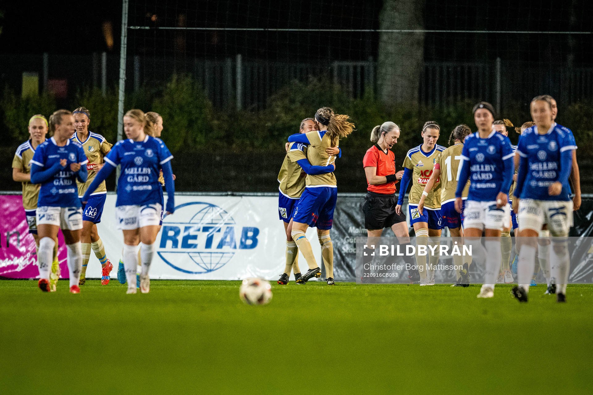Södra Sandbys spelare jublar efter att Emelie Nilsson gjort 0-1 under fotbollsmatchen i Damernas Division 1 södra mellan Trelleborg och Södra Sandby den 16 september 2022 i Trelleborg. 