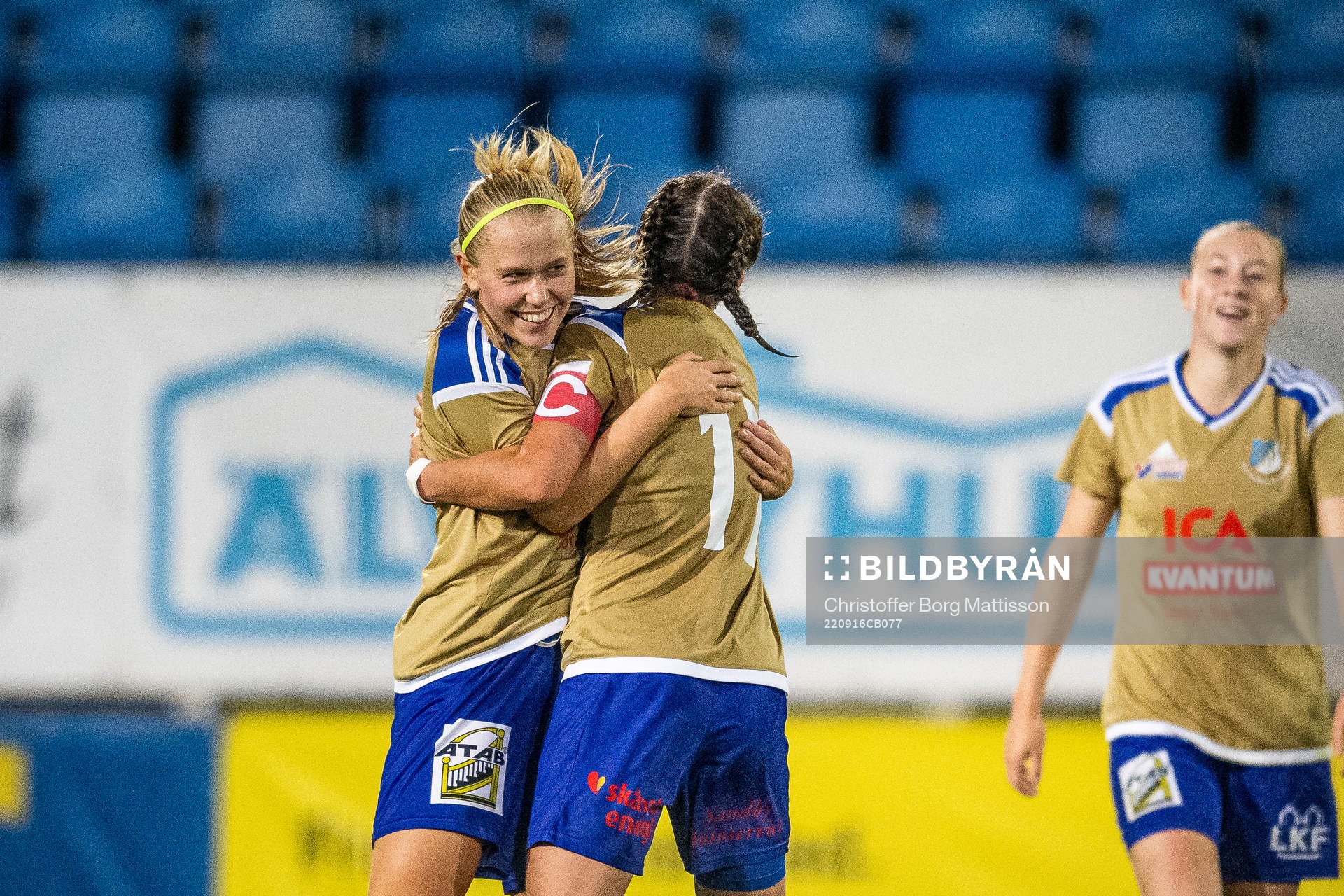 Södra Sandbys Ida Garmfors och Erica Persson Welin jublar