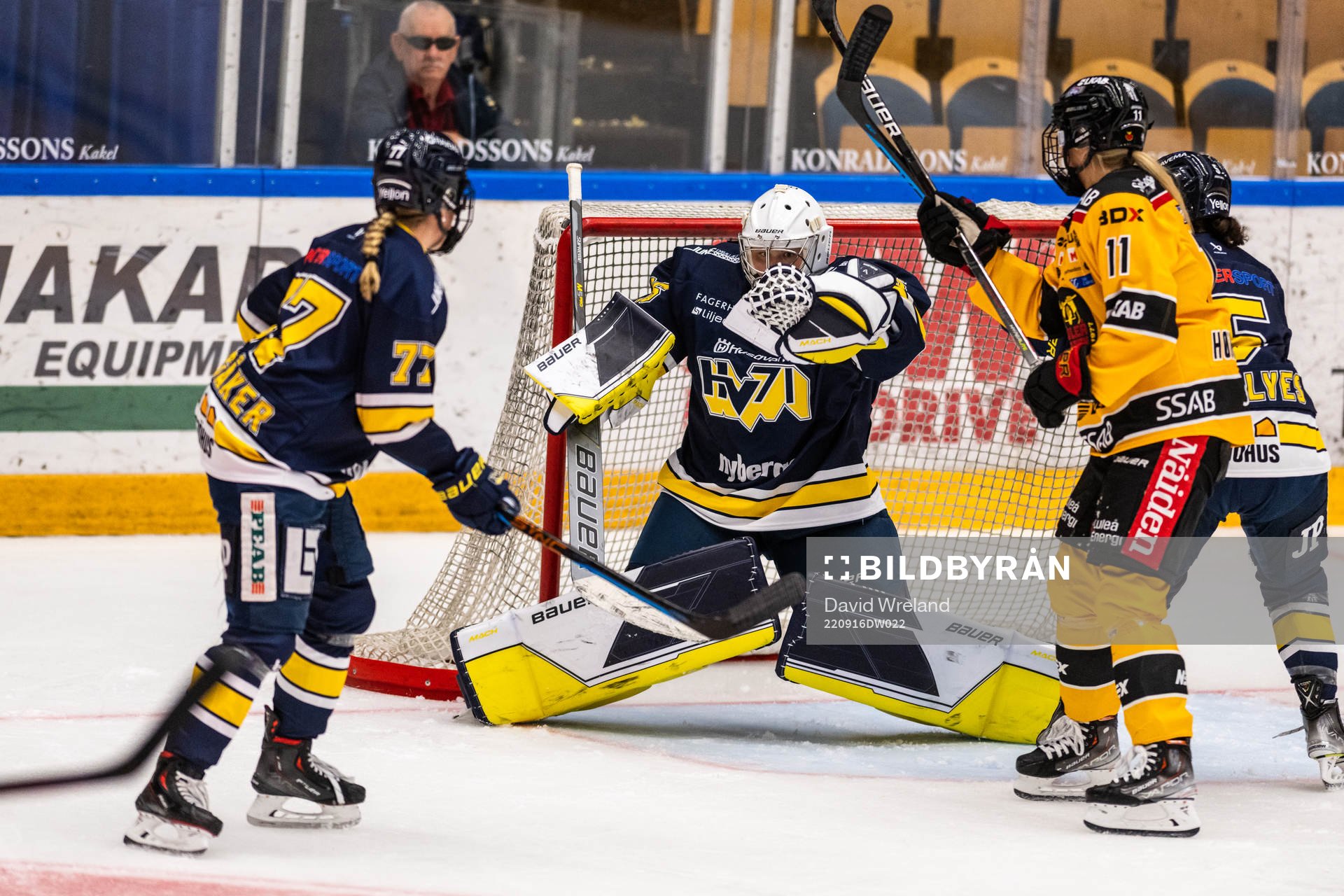 s målvakt Anni Keisala räddar pucken från Luleås