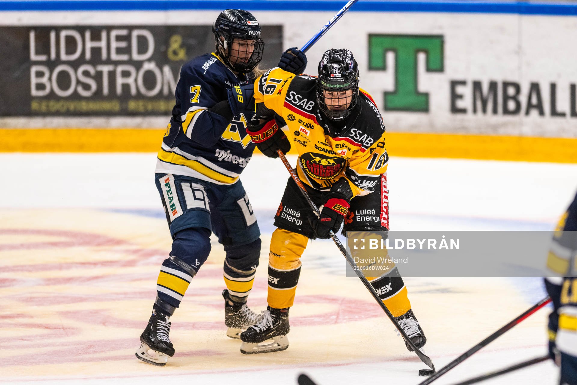 s Ella Viitasuo och Luleås  Petra Nieminen  i kamp om